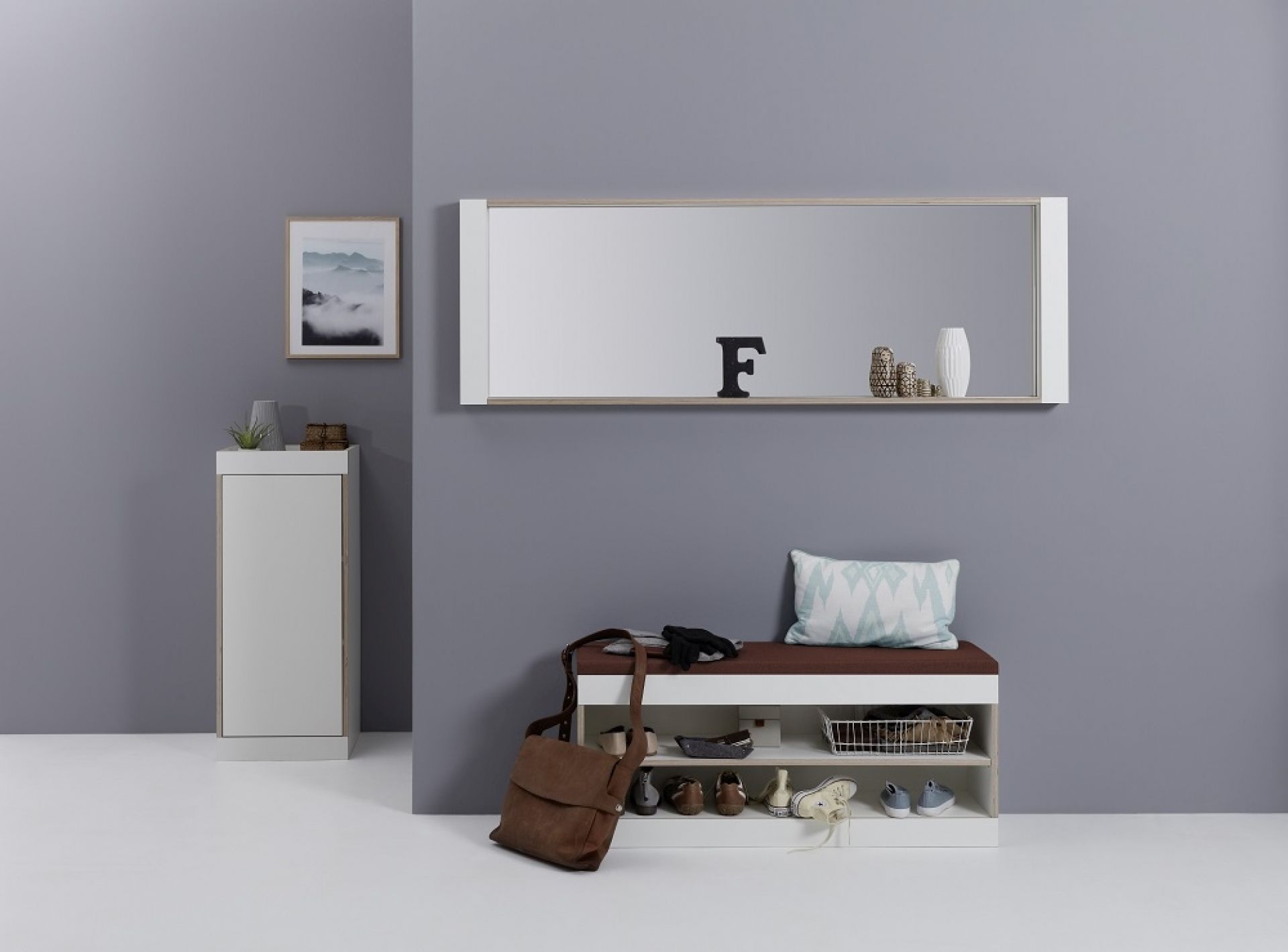 Flai Stauraumbank von Müller Möbelwerkstätten: Weiße Bank mit braunem Sitzkissen und Schuhablagen im Flur.