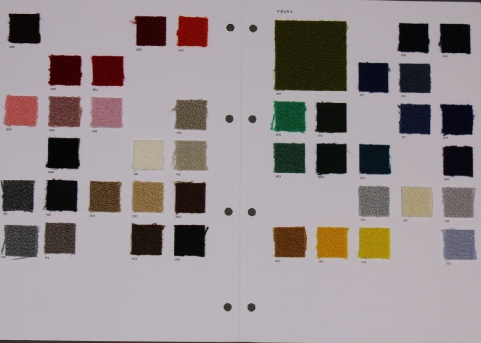 Stoffmusterkarte Vidar 4 mit verschiedenen Farben und Texturen für Möbelstoffe und Polsterstoffe.