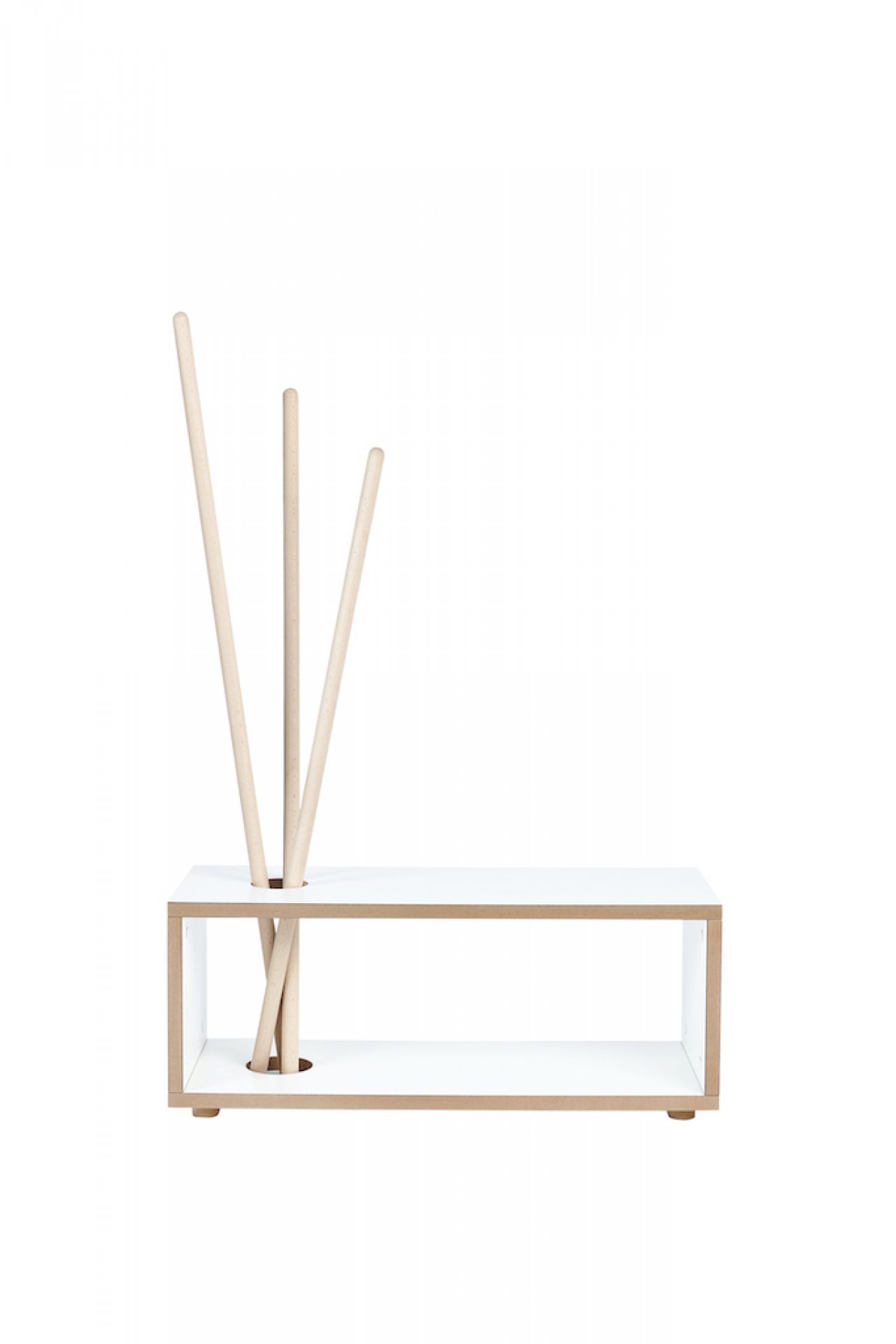 Tojo Kids Ordnung Kindergarderobe: Weiße, minimalistische Kindergarderobe mit Holzstäben als Aufhängung und Ablagefläche.