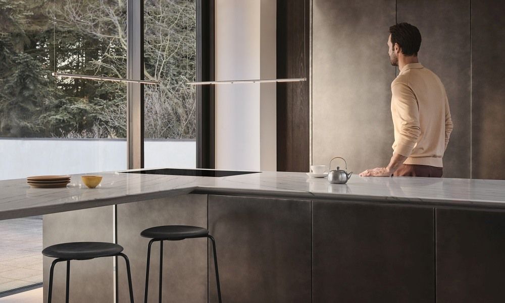 Moderne Küche mit Oneline Hängeleuchte von Fritz Hansen über einer Kücheninsel.