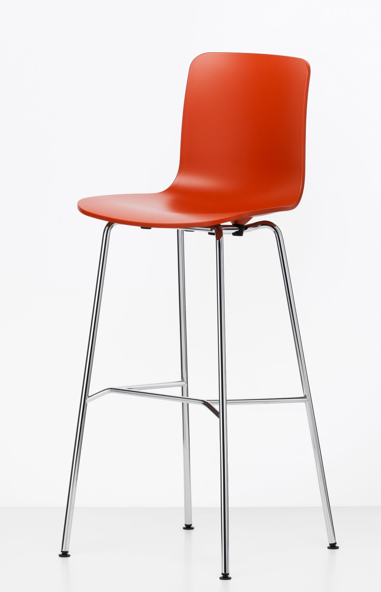 Oranger Hal Stool Barhocker von Vitra mit verchromtem Gestell vor weißem Hintergrund.