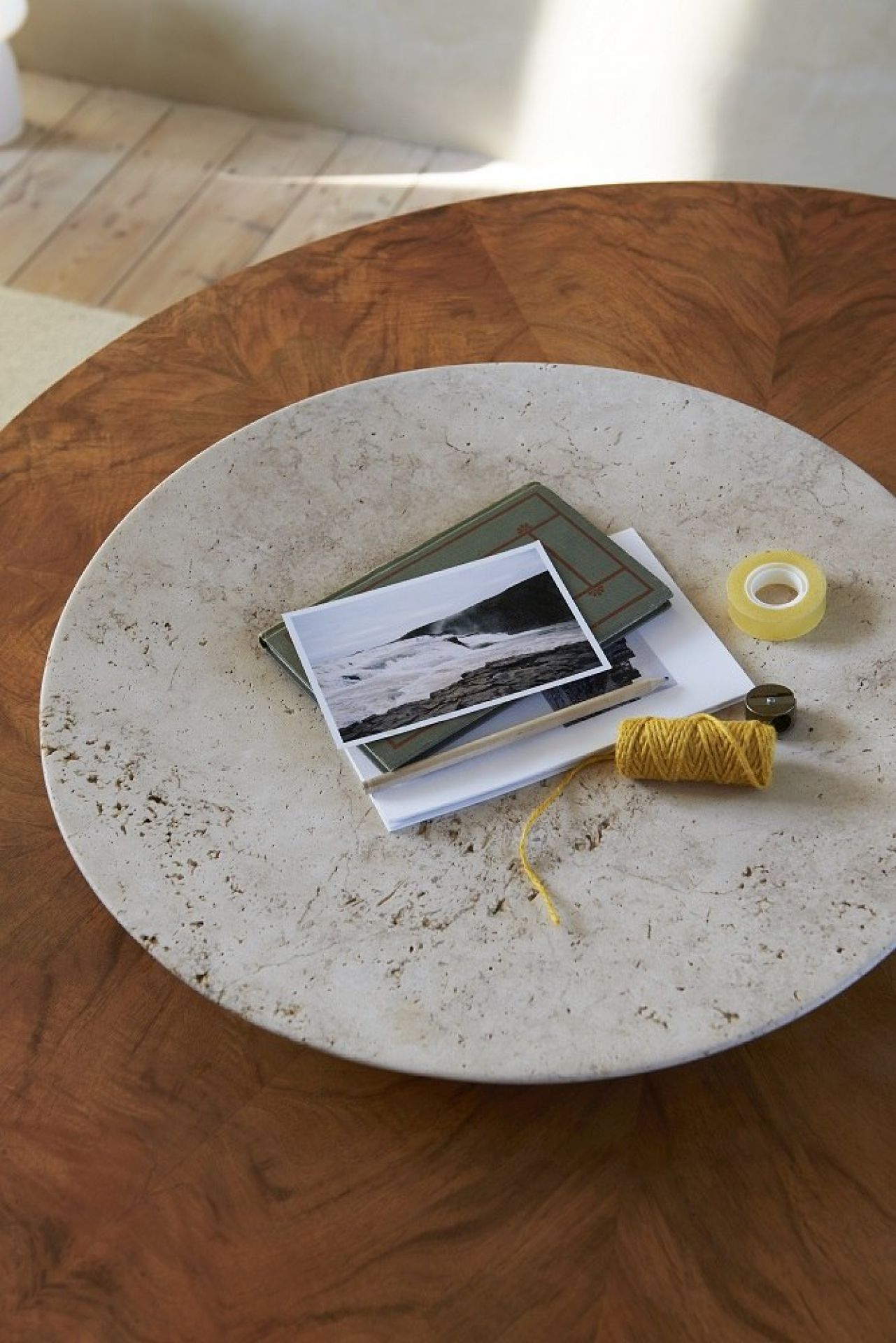 Collect Plate SC55: Travertin Schale von AndTradition mit Fotos und Büroartikeln auf Holztisch.