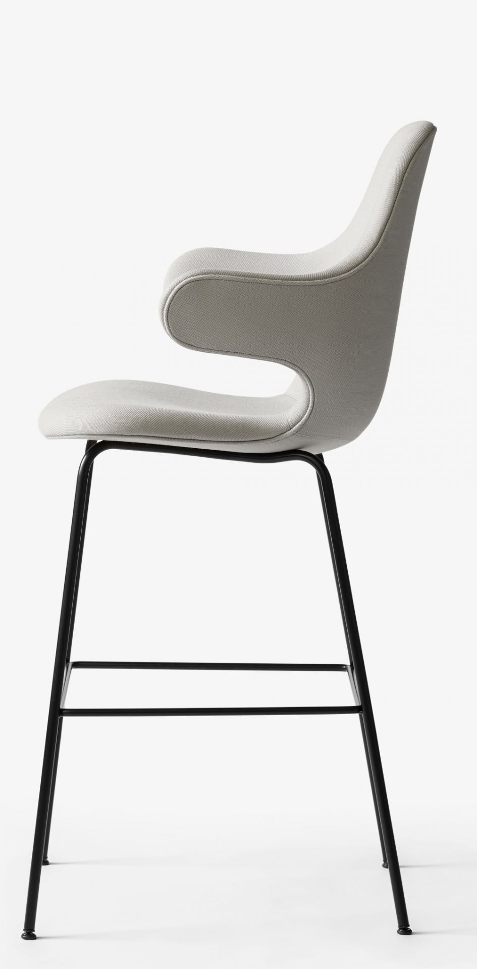 Catch Barstool von AndTradition: Gepolsterter Barhocker in Grau mit schwarzem Metallgestell, Seitenansicht.