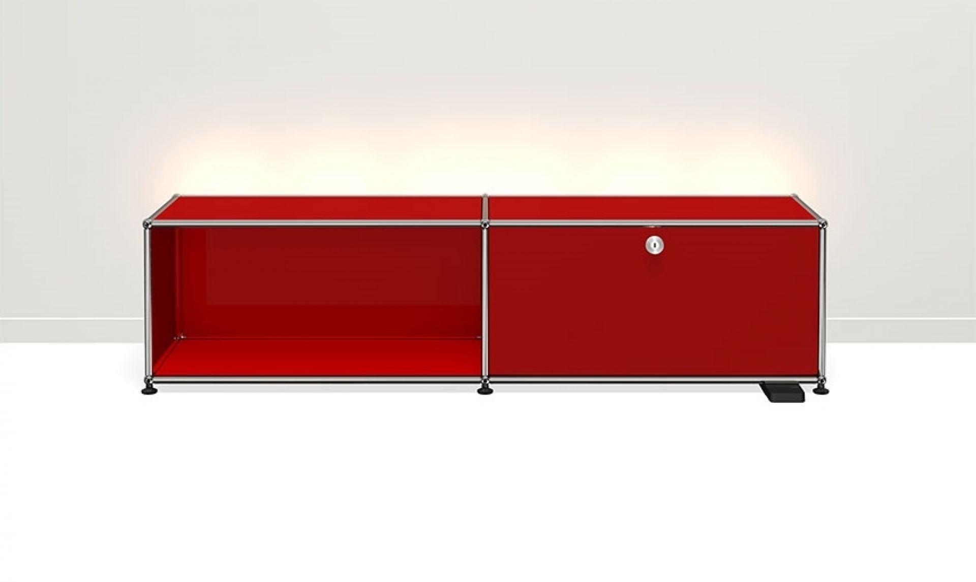 Rotes USM Haller E Sideboard mit dimmbarem Licht, TV-Möbel und Hi-Fi-Möbel für Wohnzimmer.