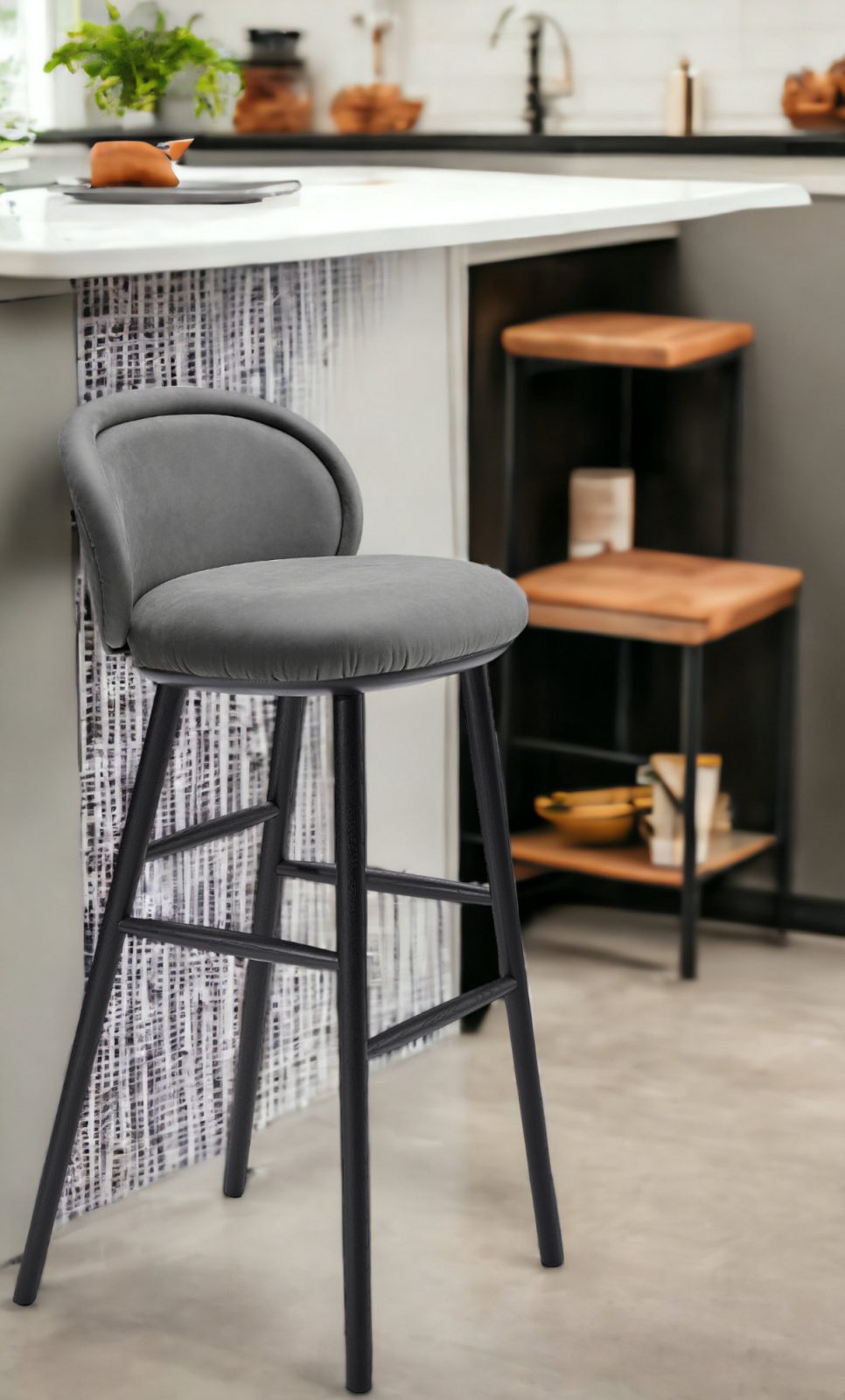 Grauer Ona Barstool Barhocker mit schwarzem Gestell in moderner Küche. Hochwertiger Design Hocker.