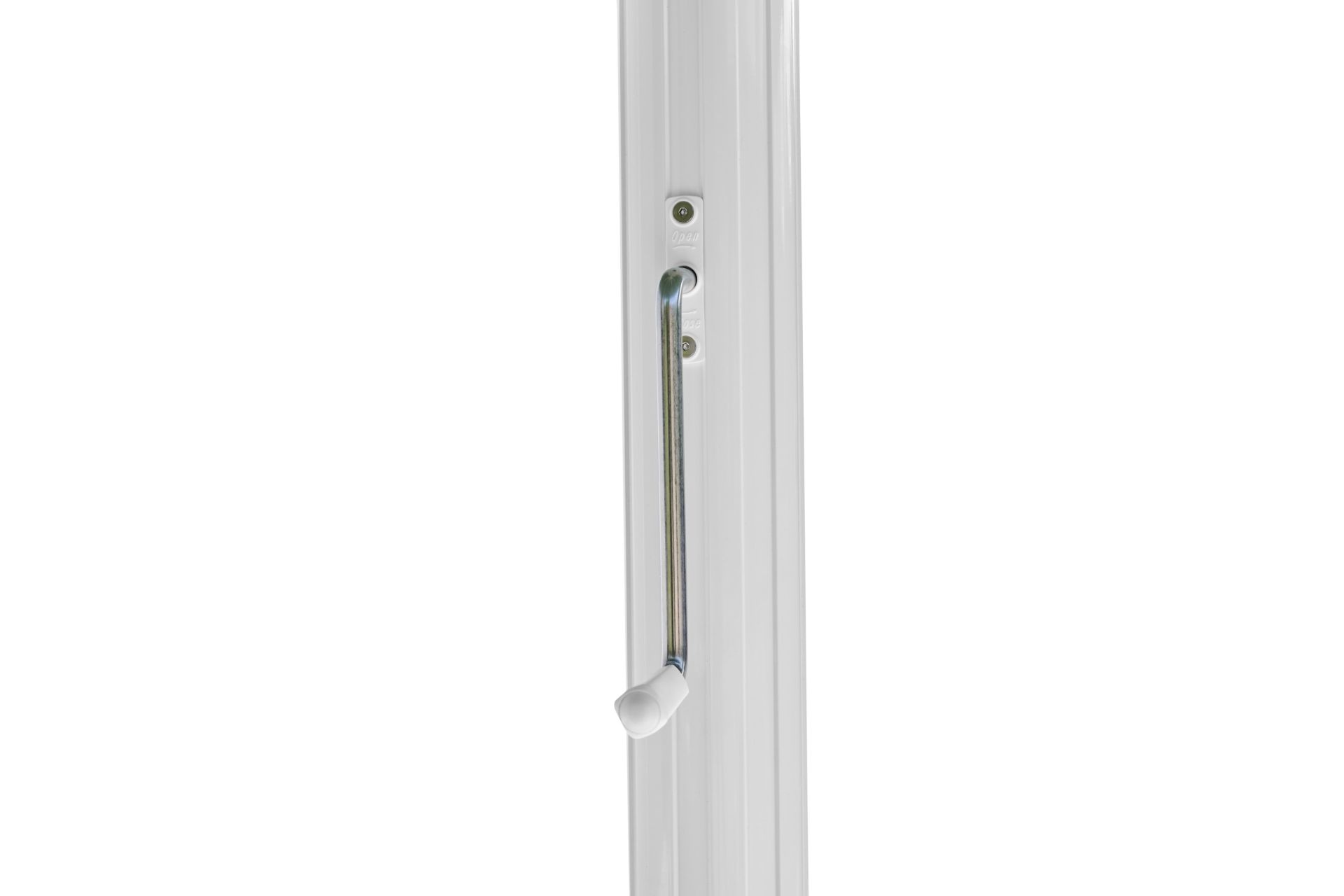 Detailaufnahme des weißen Weishäupl Teleskopschirm-Gestells mit Kurbelmechanismus zum Öffnen und Schließen des Sonnenschirms.