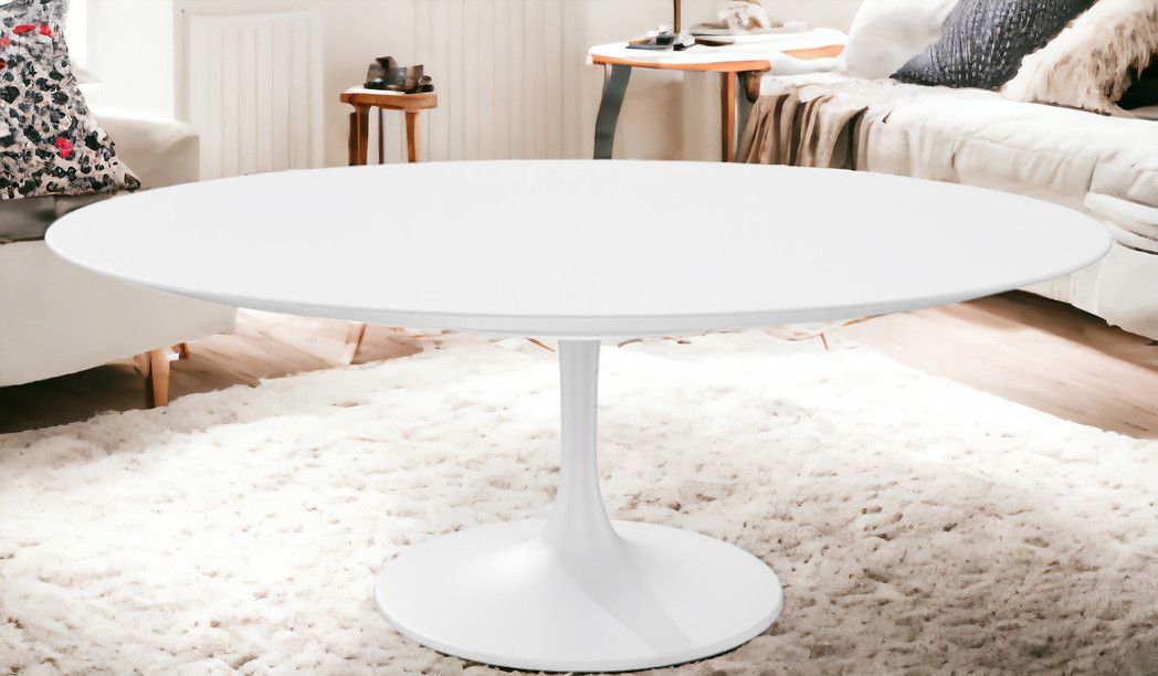 Weißer Saarinen Couchtisch oval, H 39 cm von Knoll International auf flauschigem Teppich.