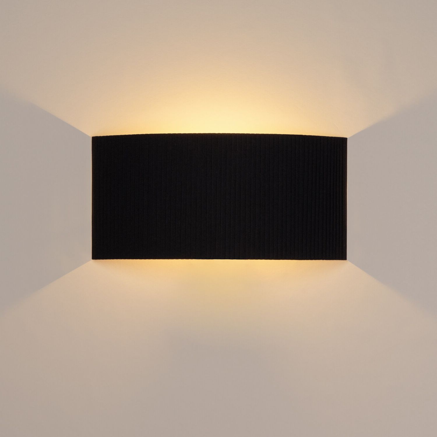 Rechteckige Wandleuchte "Comodín" von Santa & Cole mit schwarzem Stoffschirm und indirektem Licht.