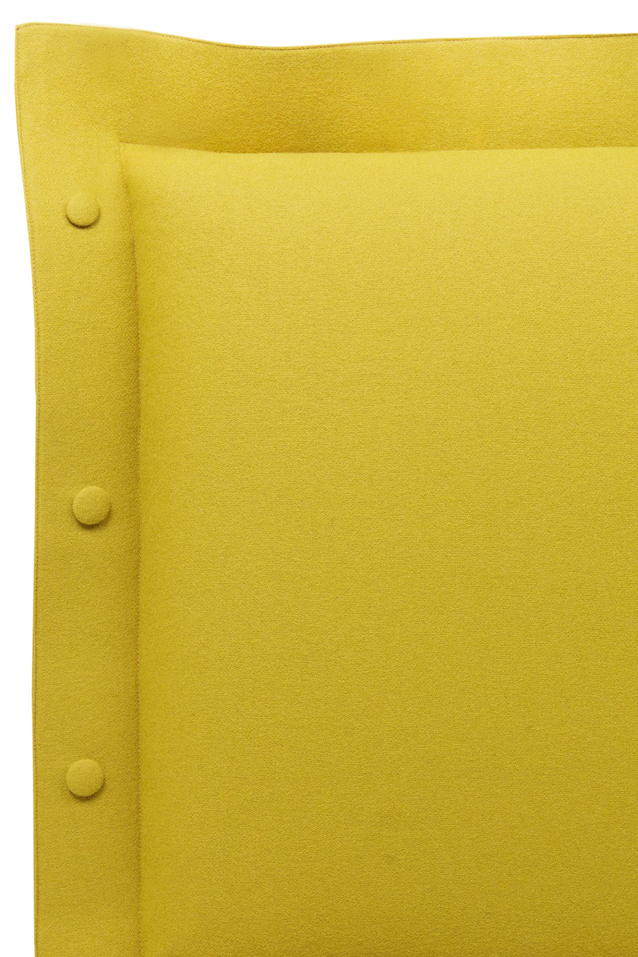 Detailaufnahme des messingfarbenen Kopfteilbezugs vom Pure Bett, Eiche 180x200 cm, mit Knopfdetails.