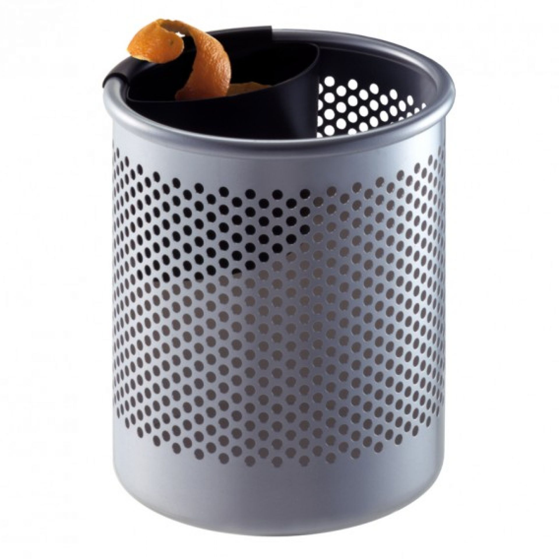 Silberner Cribbio Papierkorb von Rexite mit Lochmuster und Orangenschale als Abfall. Design Papierkorb für Büro.