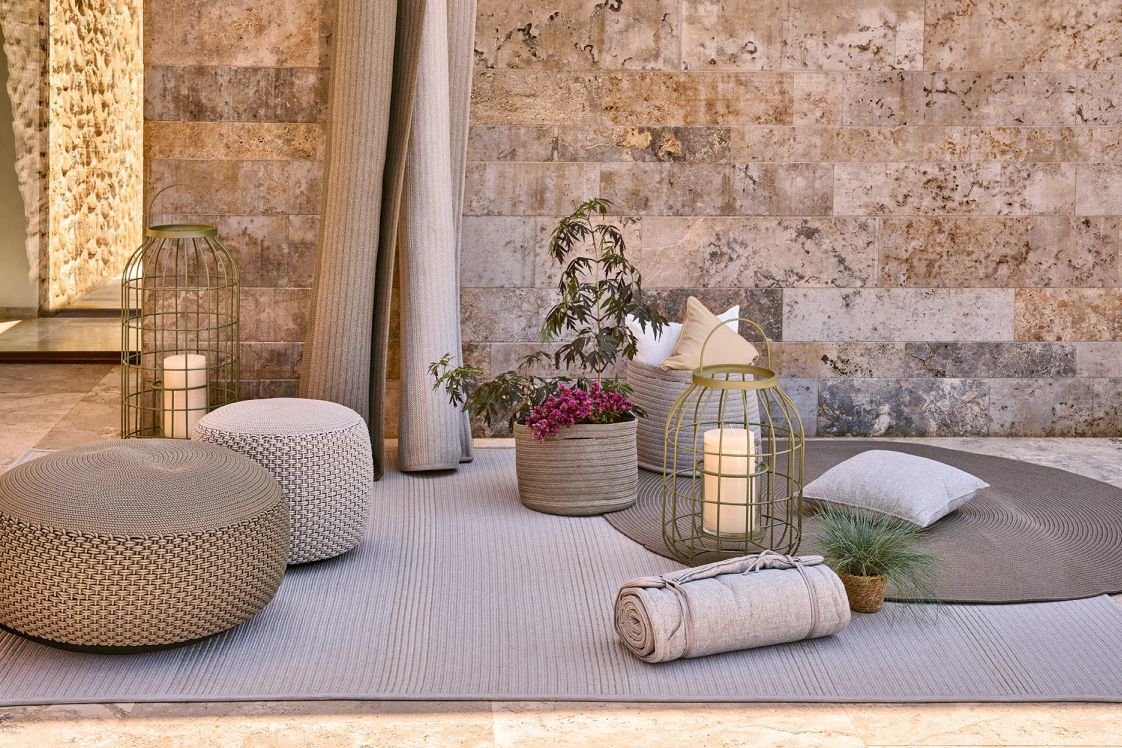 Weishäupl Pouf Hocker "Sand" für Indoor und Outdoor, geflochtene Textur, vielseitige Sitzgelegenheit.