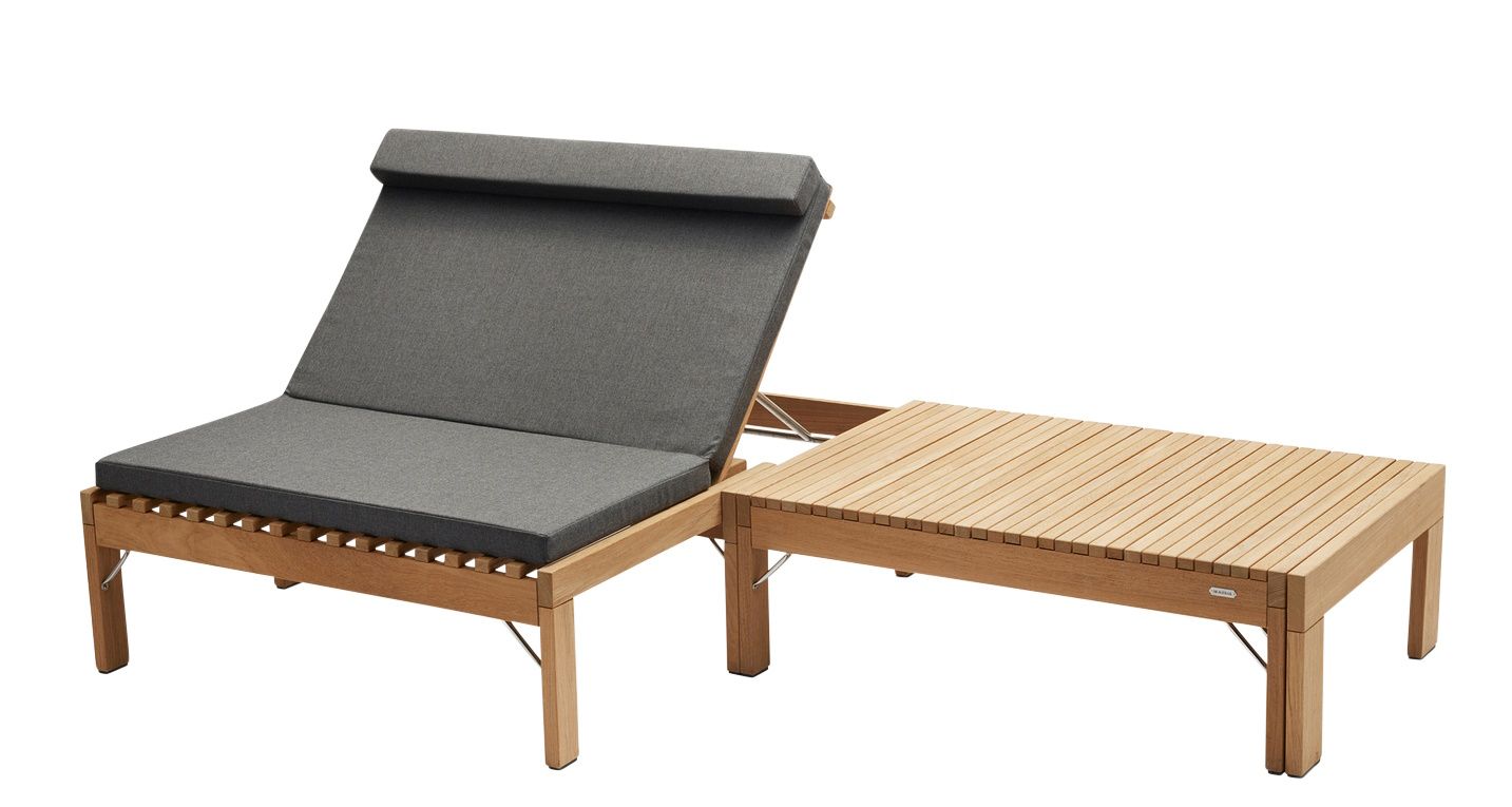 Riviera Lounge von Skagerak: Teakholz Sonnenliege mit anthrazitfarbenen Kissen und passendem Beistelltisch für den Garten.