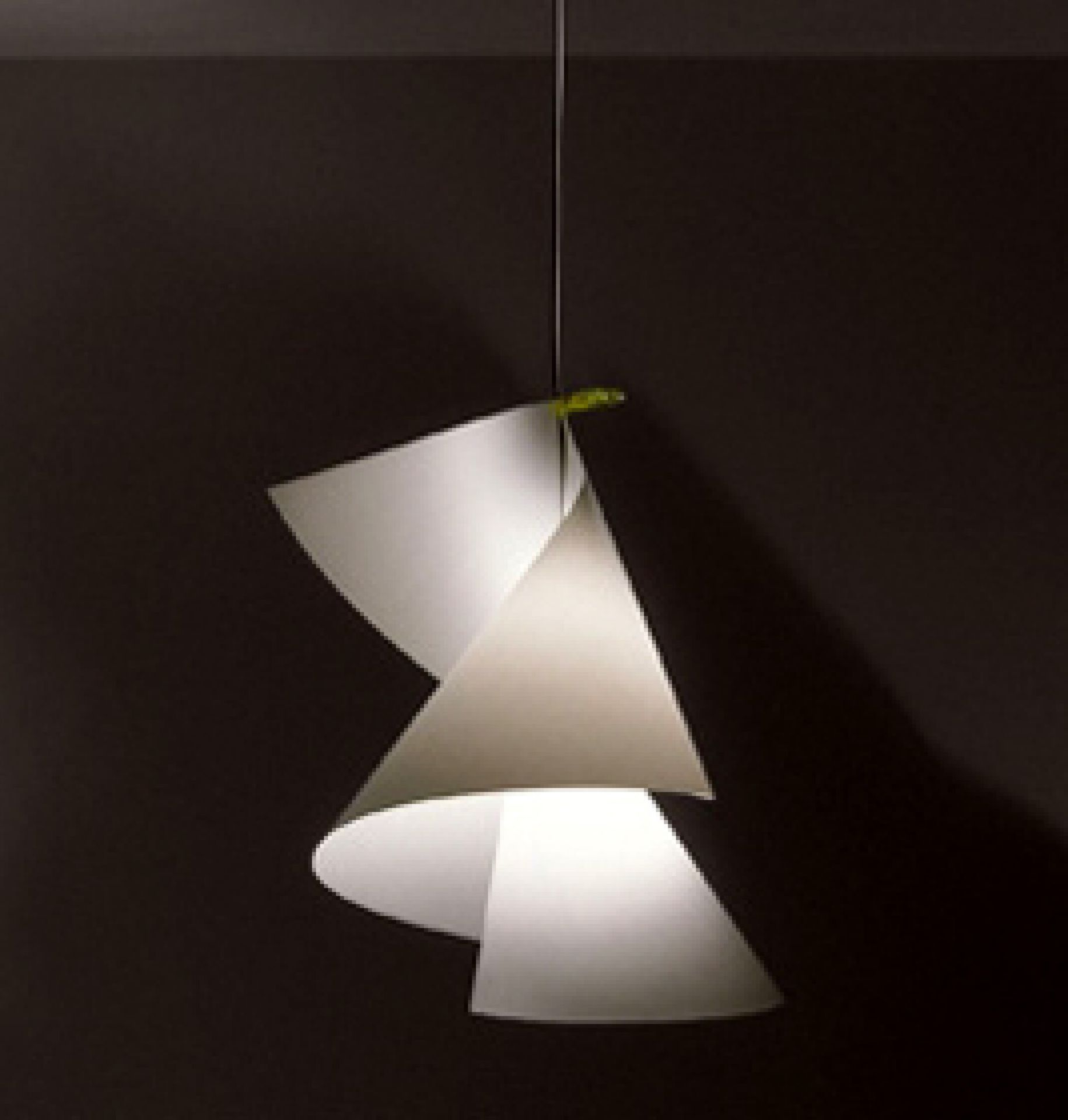 Willy Dilly Pendelleuchte von Ingo Maurer: Moderne Hängelampe mit drei weißen, spiralförmigen Lampenschirmen für stimmungsvolle Beleuchtung.