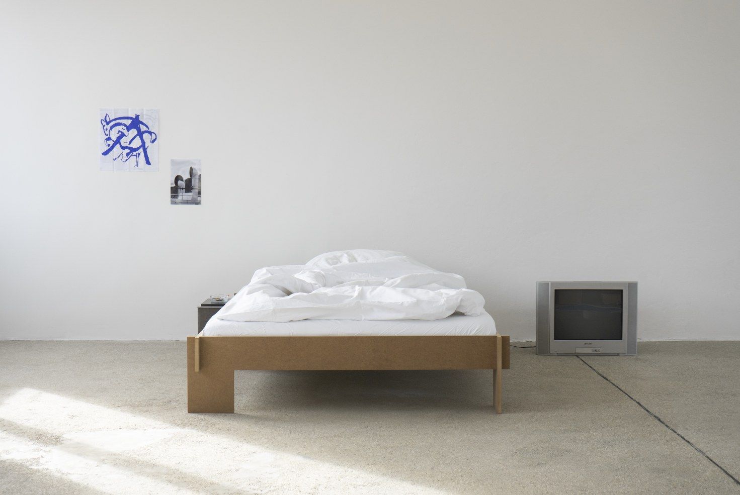 Siebenschläfer Bett von Nils Holger Moormann, B 160 x L 200 cm, mit weißer Bettwäsche.