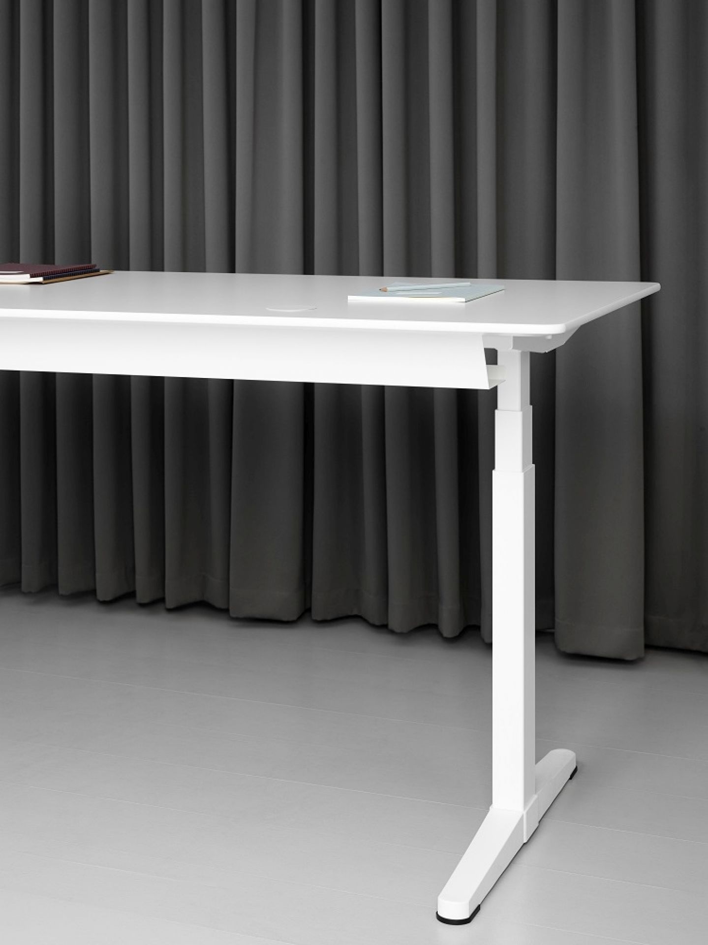 Weißer HiLow 3 Schreibtisch, elektrisch höhenverstellbar, mit minimalistischem Design für modernes Büro.