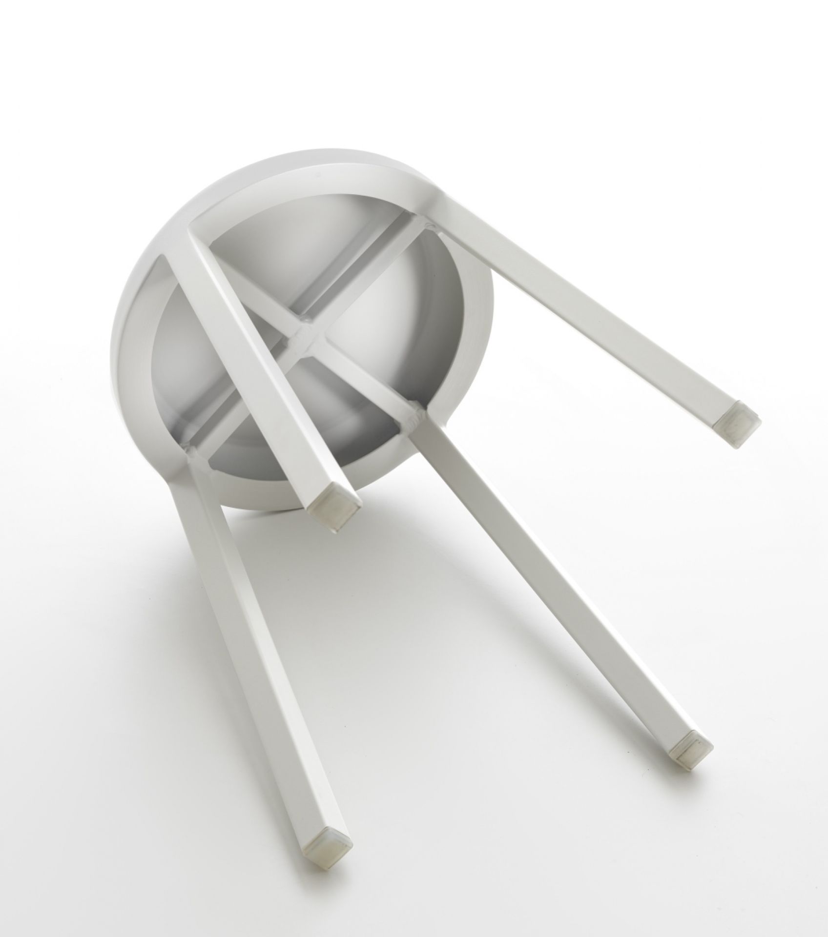 Ansicht von unten des Za Stool Hocker von Emeco, aus poliertem Aluminium, minimalistisches Design.