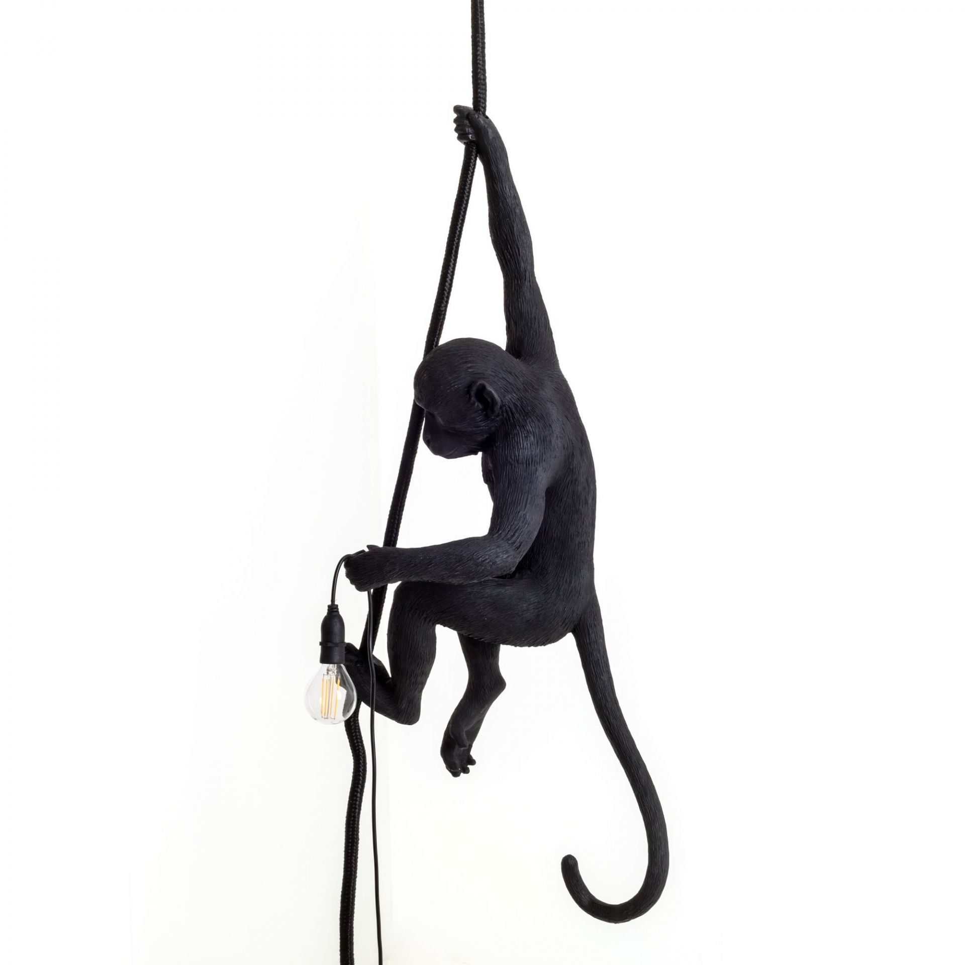 Schwarze Monkey Lamp Pendelleuchte von Seletti: Affe hält sich an einem Seil fest und hält Glühbirne.