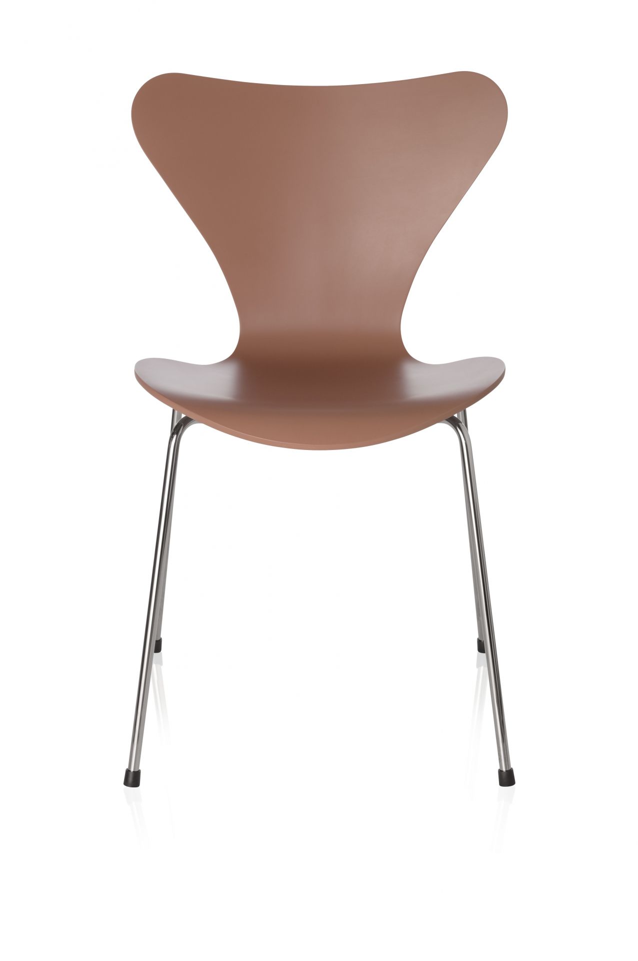 Siebener Stuhl von Fritz Hansen, braun, mit Chromgestell. Designklassiker für Esszimmer und Büro.