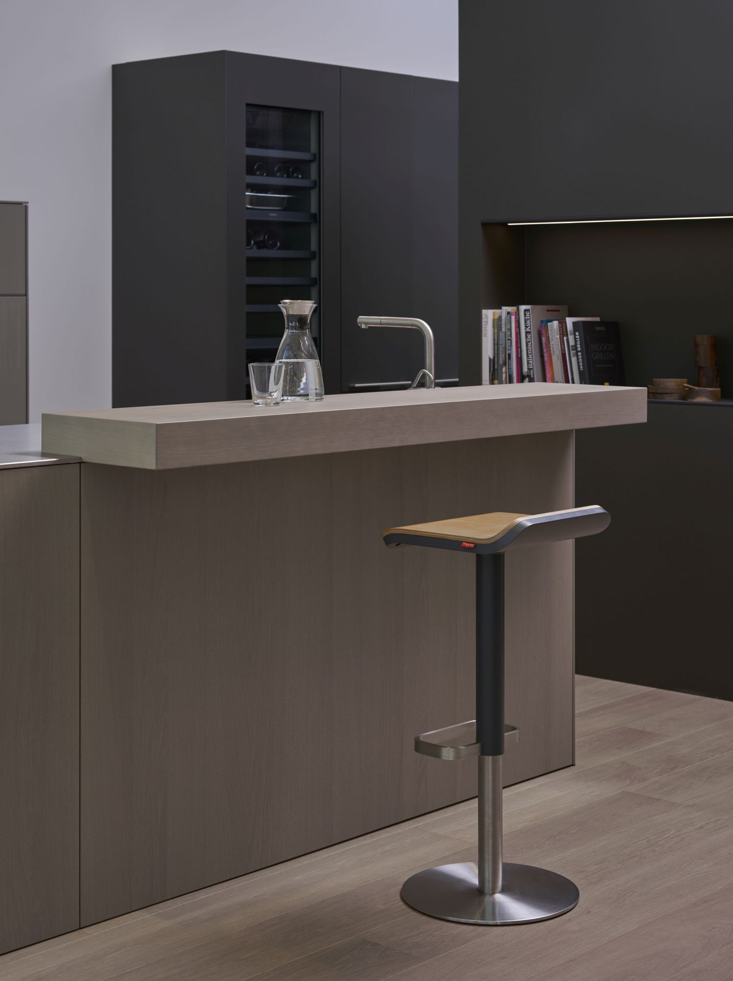 ED Barhocker von Moree: Höhenverstellbarer Hocker mit Eiche Sitz, Edelstahlgestell und anthrazitfarbenen Elementen.