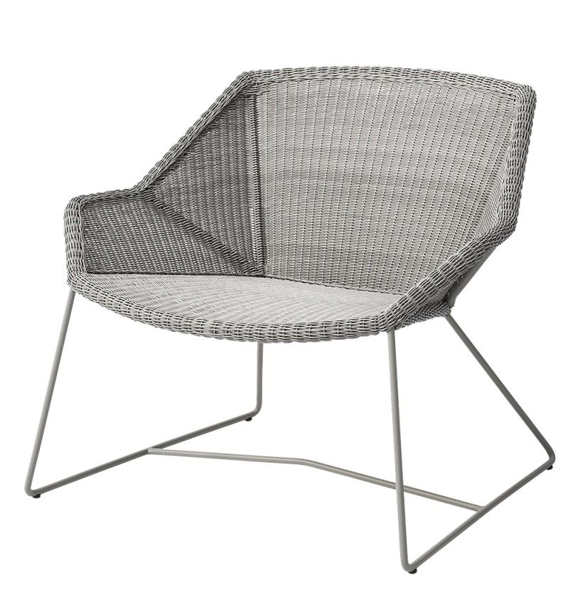 Breeze Loungesessel von Cane-Line in Taupe: Moderner Outdoor Sessel mit geflochtenem Design und Metallgestell.