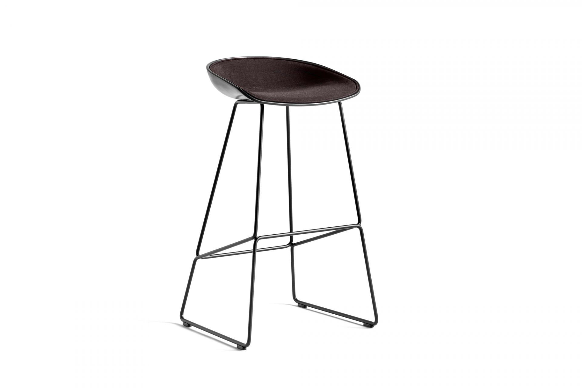 Hay Barhocker About a Stool AAS 38 mit braunem Sitz und schwarzem Stahlgestell.