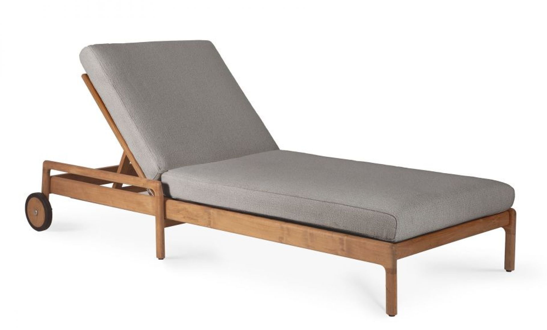 Kissen für Jack Outdoor Liege von Ethnicraft: Graues Liegenkissen auf einer Holzliege mit Rädern.