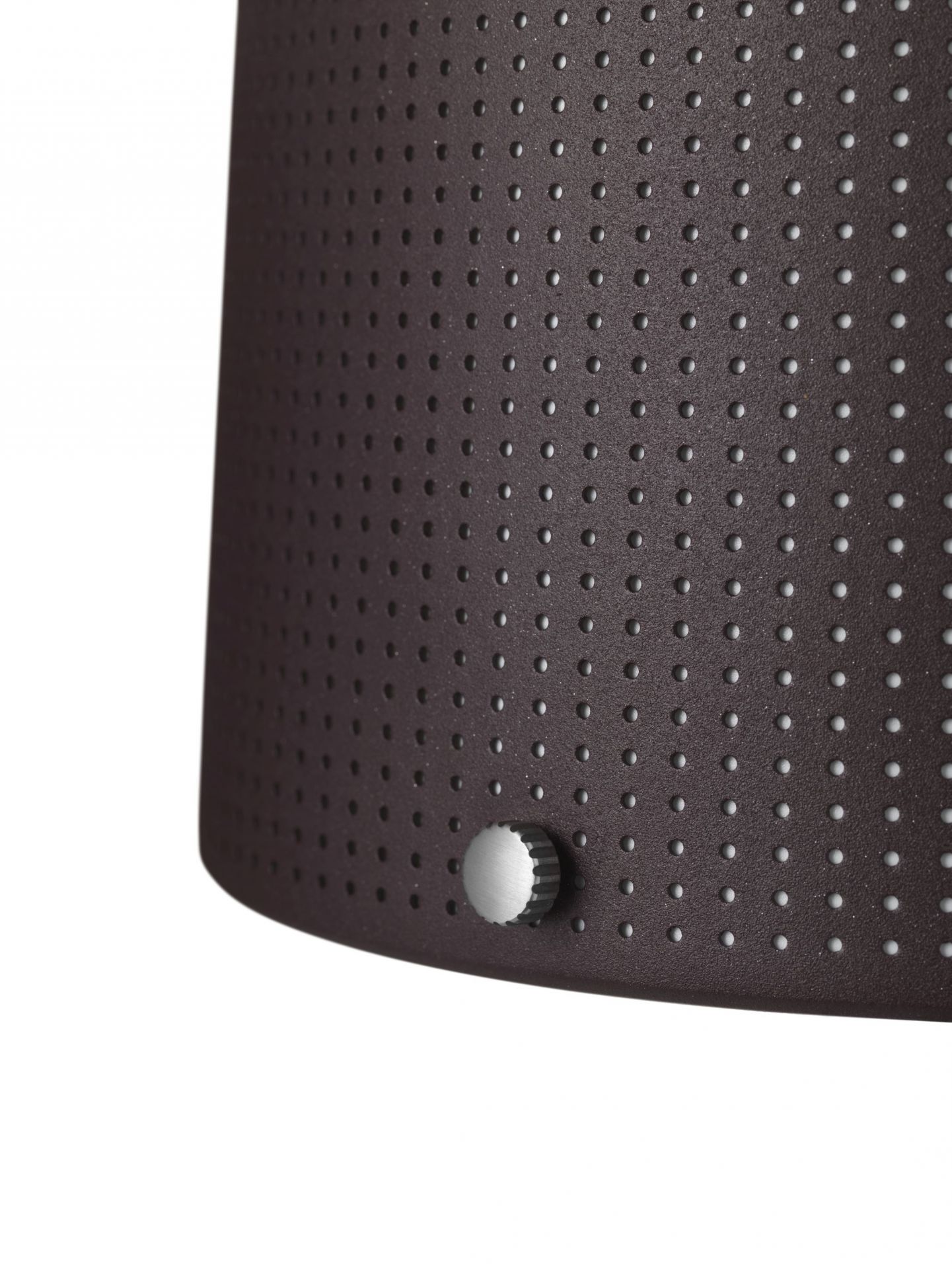 Detailaufnahme der braunen Vipp Tischleuchte mit feinen Löchern und silbernem Schalter.