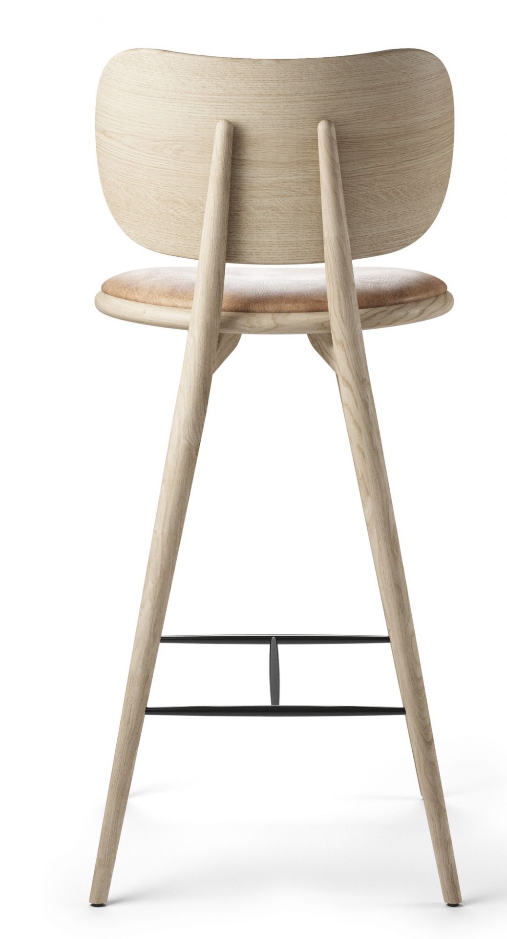 Rückansicht des Barhockers Mater aus Eiche natur mit Rückenlehne und Fußstütze.