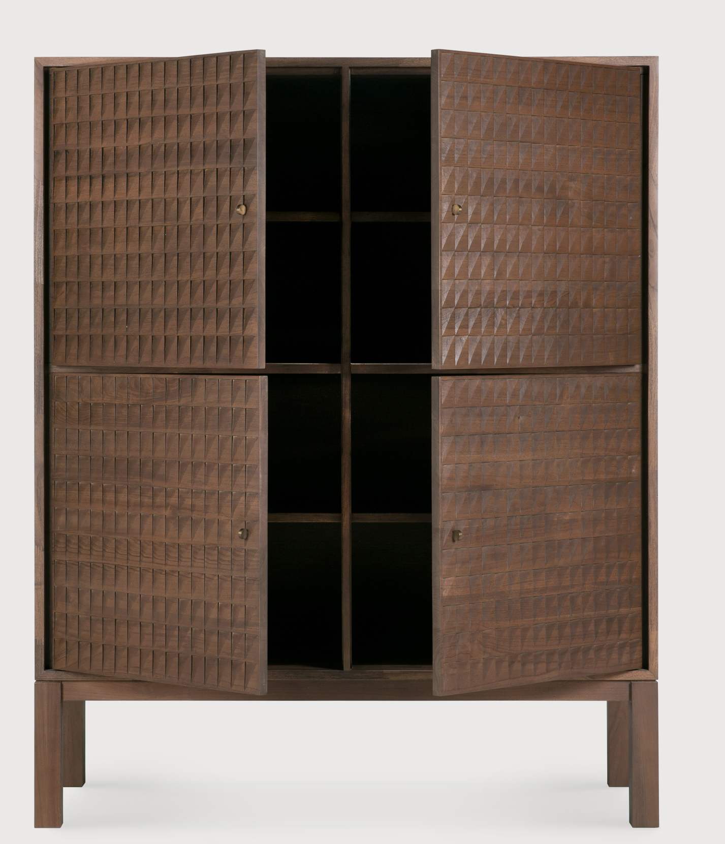 Sono Cupboard Anrichte von Ethnicraft: Holzschrank mit offenstehenden Türen und markanter, geometrischer Holzstruktur.