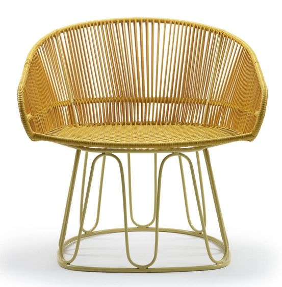 Honiggelber Circo Lounge Chair: Outdoor Sessel aus Rattan mit filigranem Metallgestell.