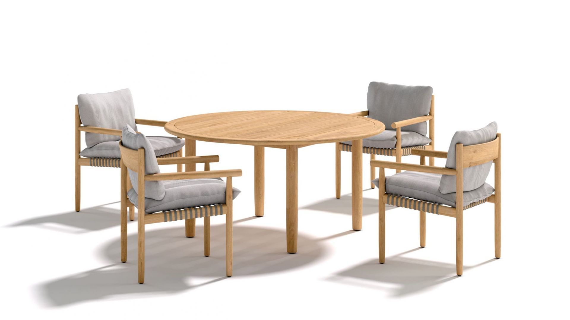 Dedon Tibbo Dining Setting mit rundem Holztisch und vier Stühlen mit grauen Kissen.