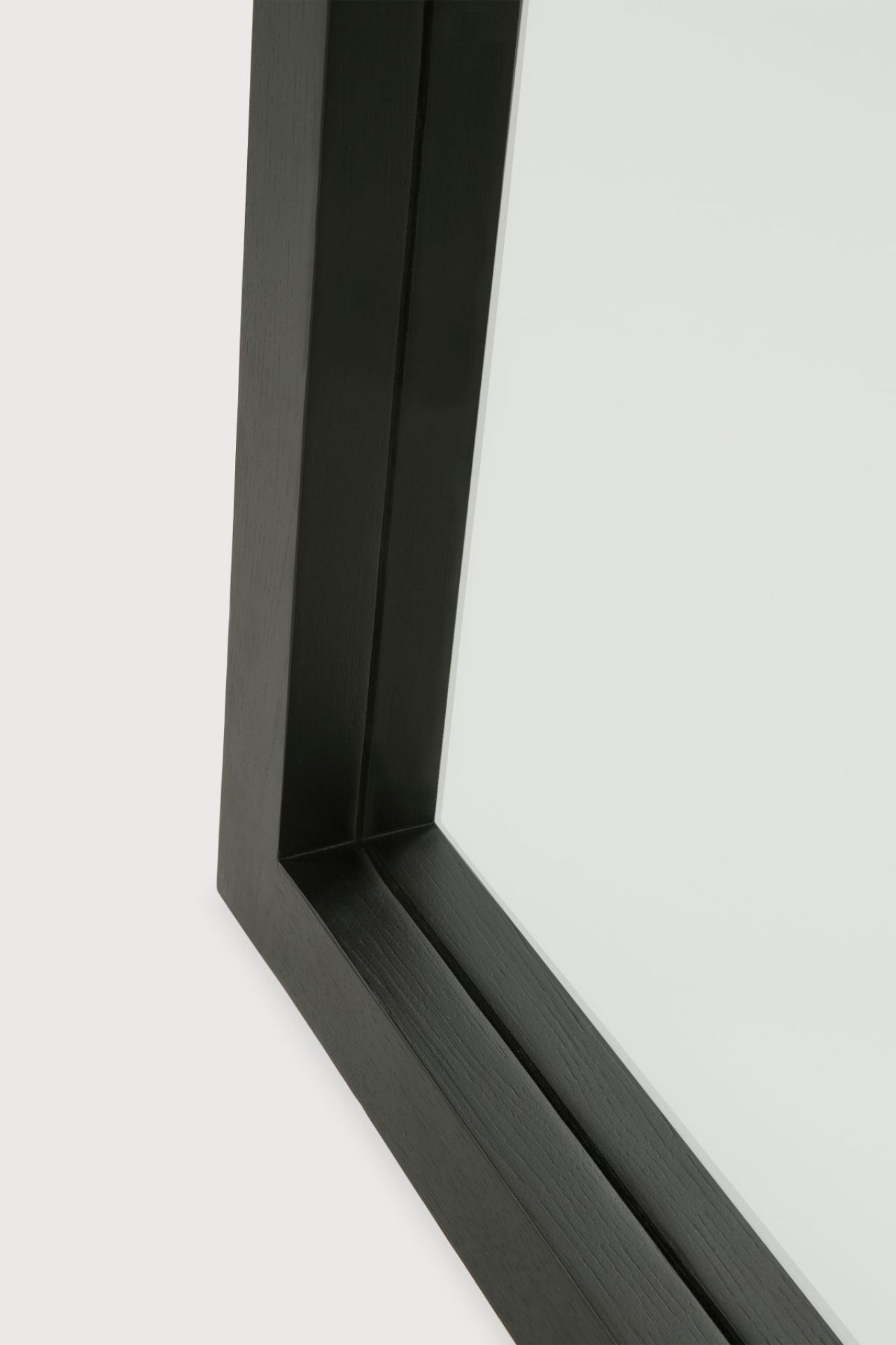 Detailaufnahme des Ethnicraft Light Frame Spiegels mit schwarzem Eichenholzrahmen, modernes Design.