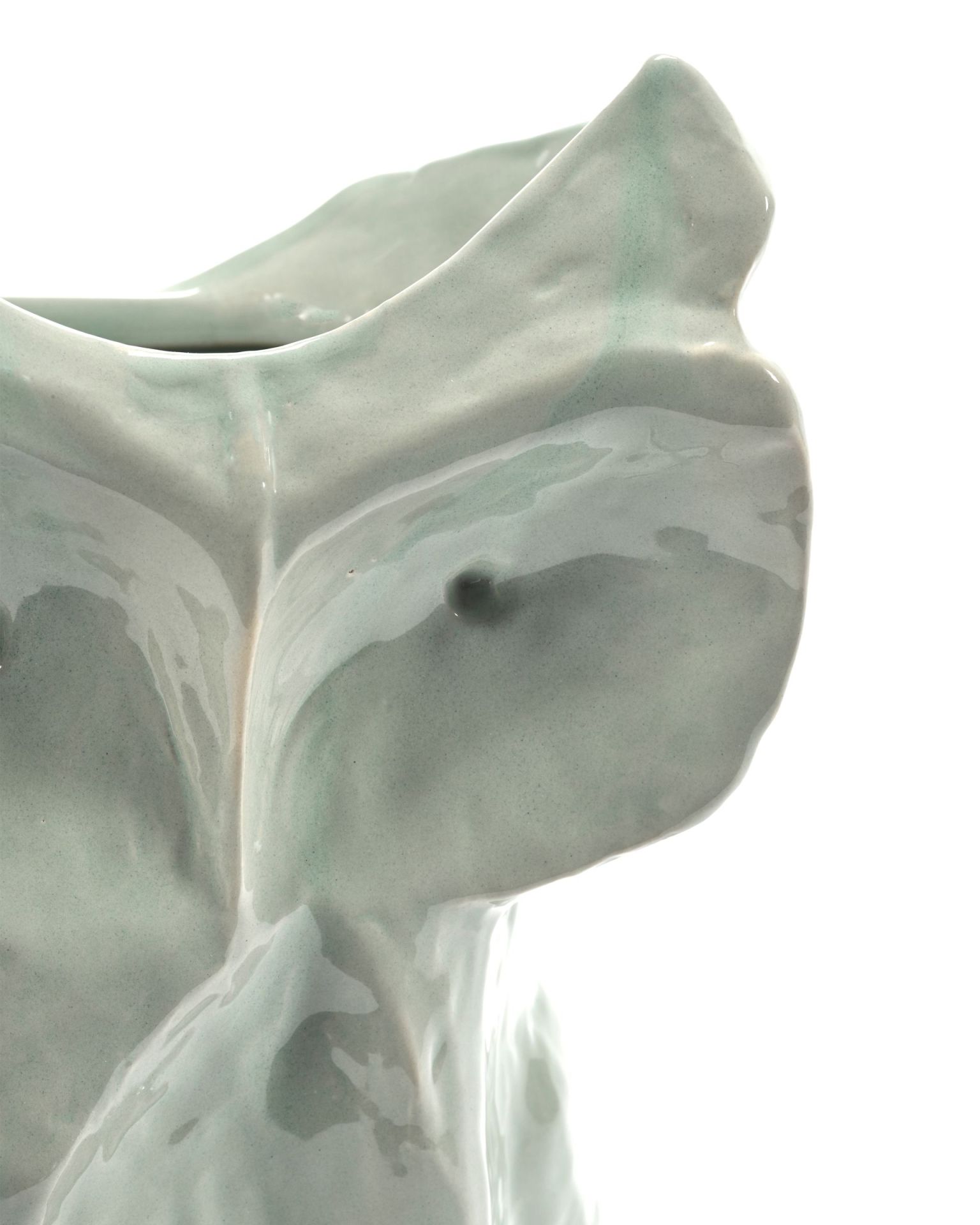 Detailaufnahme der hellblauen Eule Vase von Serax, Keramik, modernes Design.