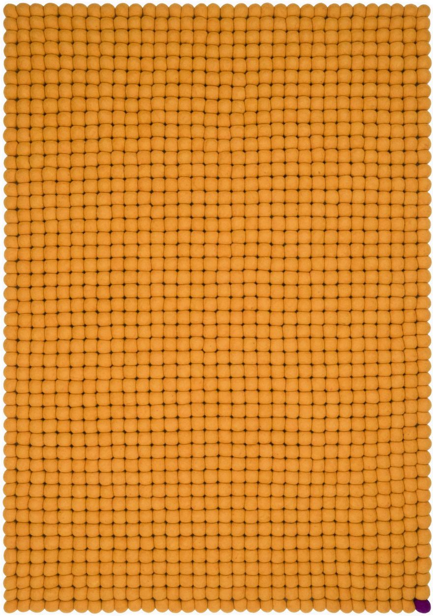Ockergelber Filzteppich "Big One" aus Filzkugeln, rechteckig, 200x300 cm, Detailansicht der Textur.