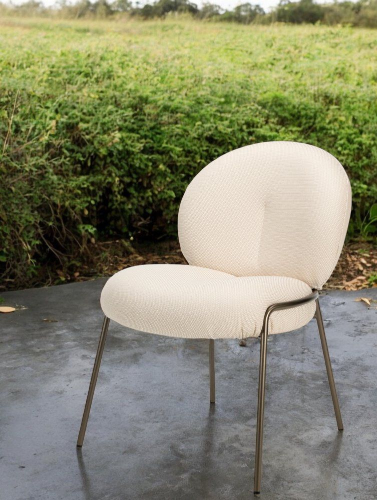 Nana Outdoor Chair von Freifrau Manufaktur: Beiger Stuhl mit Metallbeinen für den Garten.