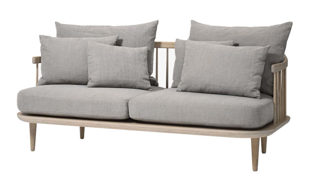 Fly Lounge 2-Sitzer Sofa mit Eiche Gestell und grauen Kissen, modernes skandinavisches Design.