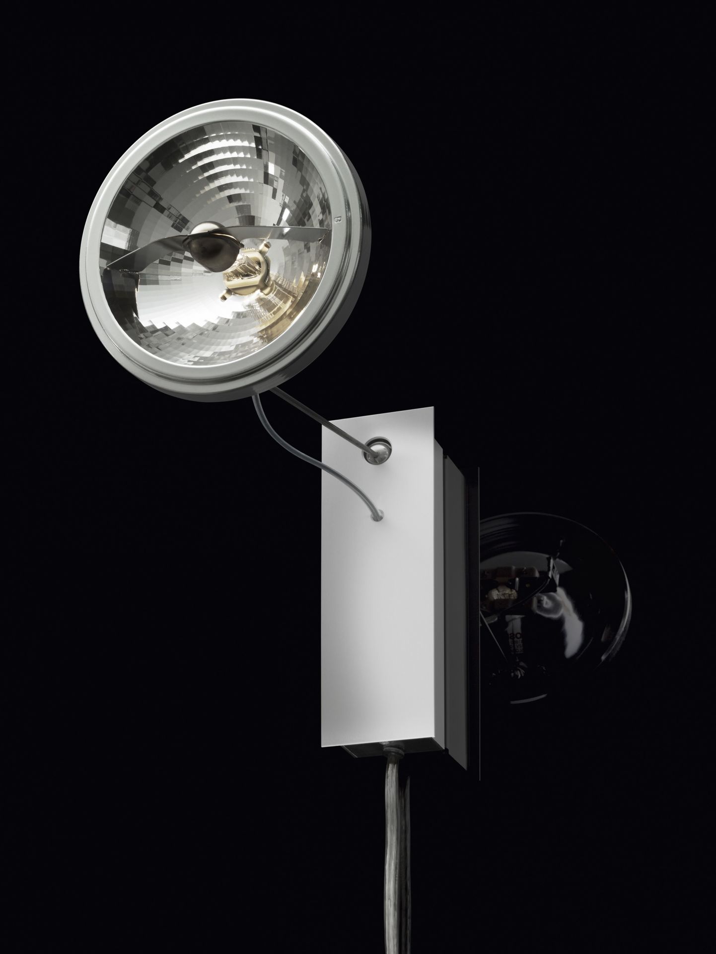 Use Me W. Spot Wandleuchte von Ingo Maurer, silberne Wandlampe mit rundem, verstellbarem Spotkopf.