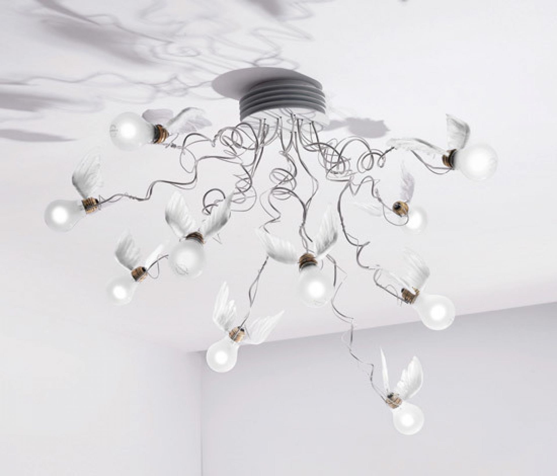 Birdie's Nest Hängeleuchte: Designlampe mit Glühbirnen und Flügeln, moderne Deckenleuchte für Wohnräume.