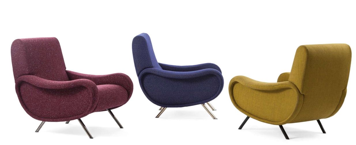 Drei Cassina Lady Sessel in Lila, Blau und Gelb auf weißem Hintergrund. Designermöbel.