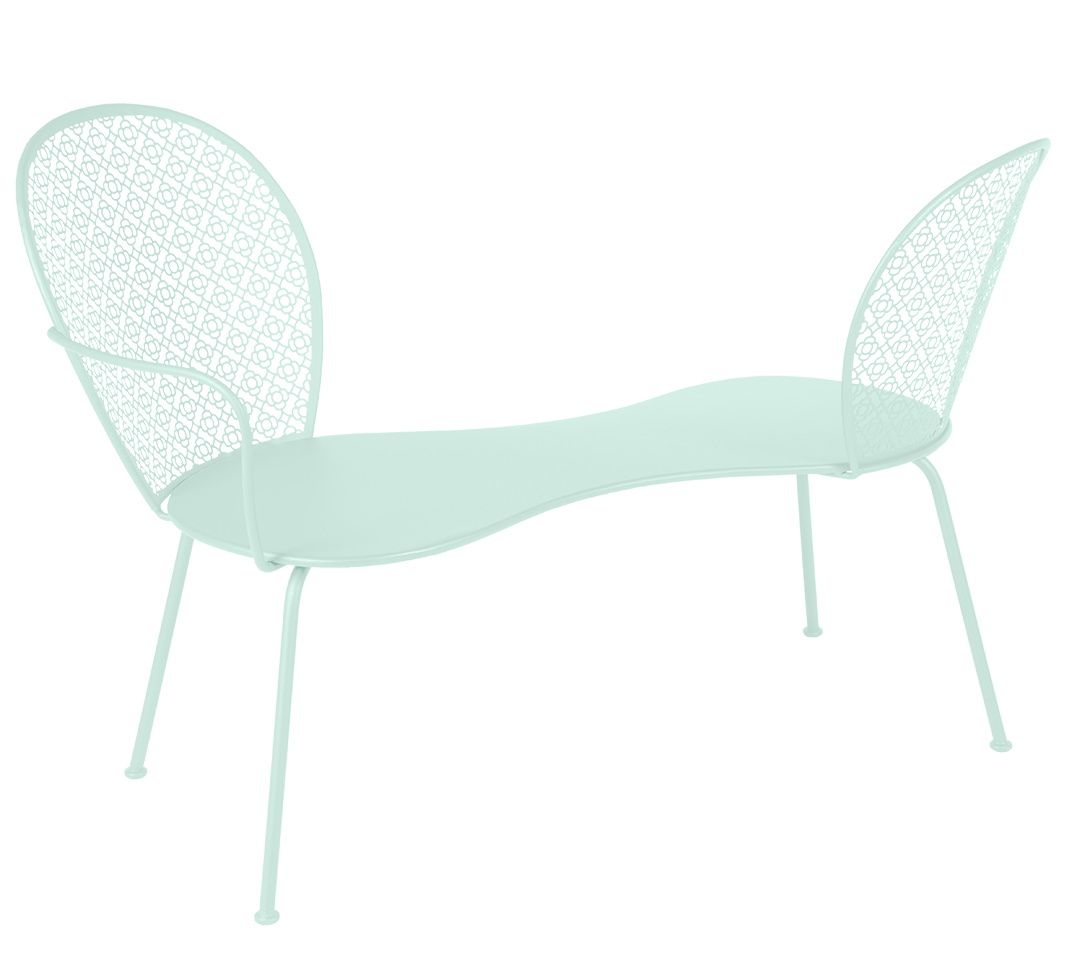 Hellblaue Fermob Lorette Gartenbank aus Metall mit filigranem Muster für entspannte Gespräche im Freien.