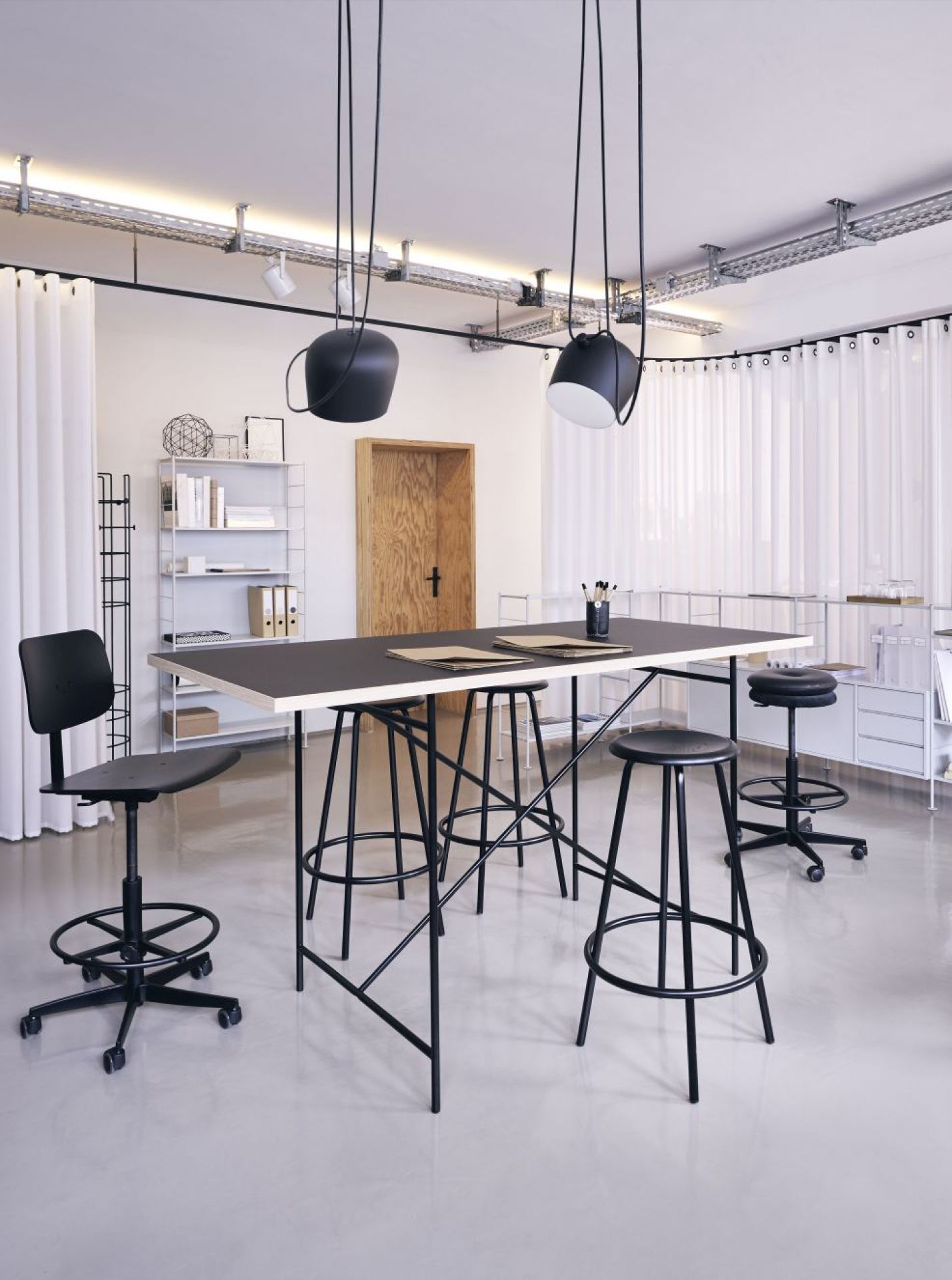 Milla Stehtisch von Richard Lampert, 180 x 90 cm, mit Barhockern in Büroumgebung.