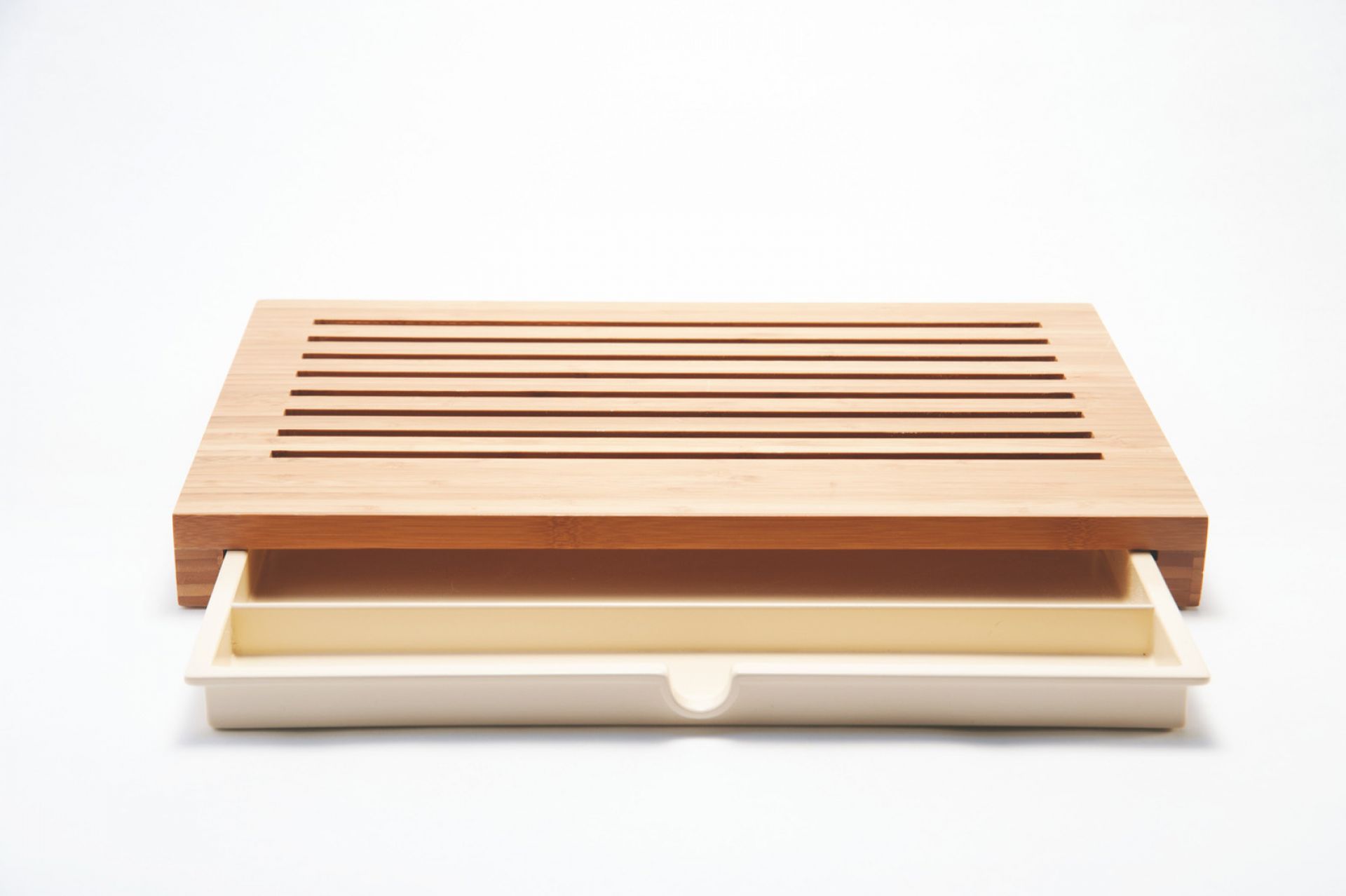 Alessi Sbriciola Brotschneidebrett aus Holz mit Krümelschublade für sauberes Schneiden.
