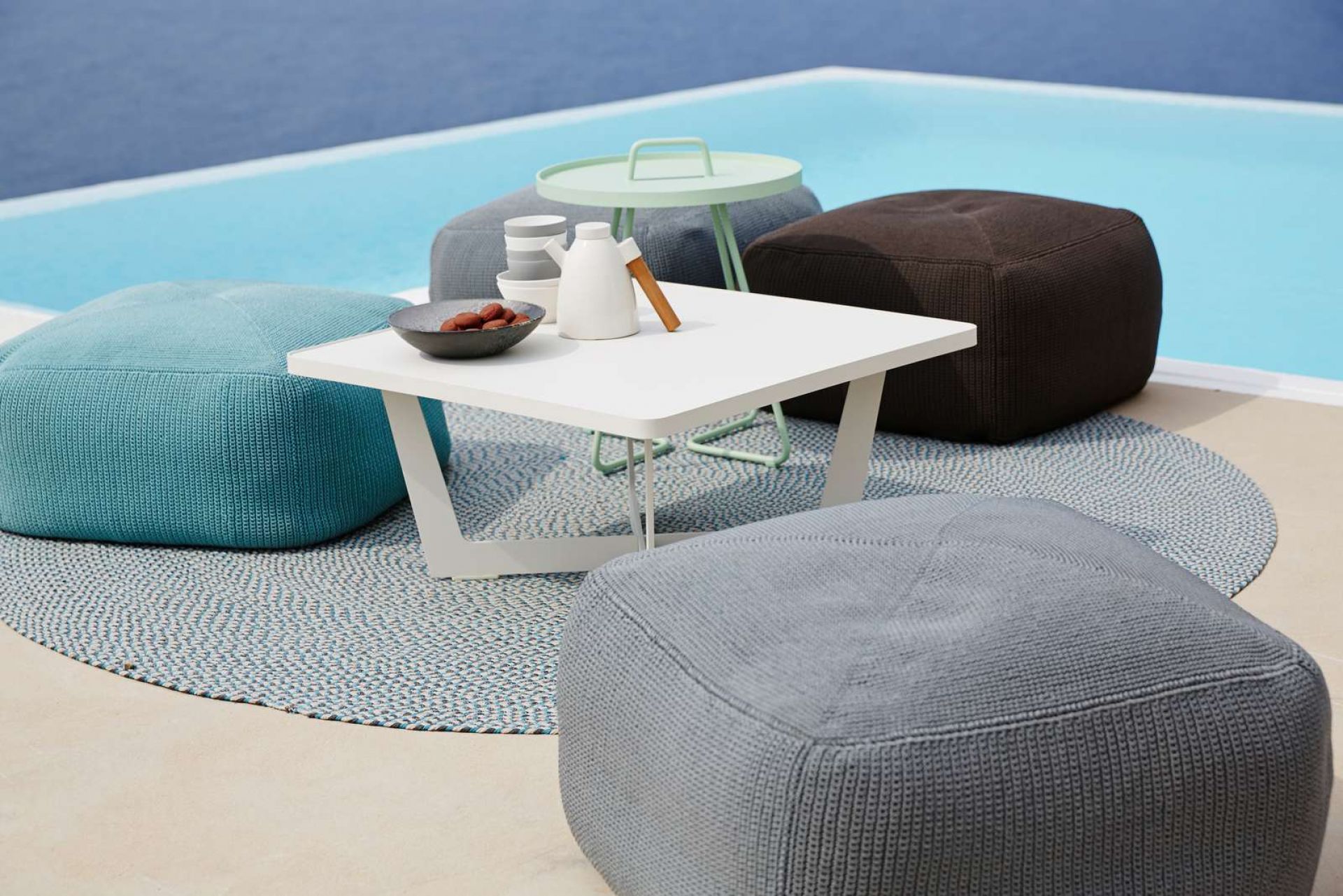 Divine Outdoor Hocker von Cane-Line, Pouf Sitzmöbel in verschiedenen Farben, für Garten und Terrasse.