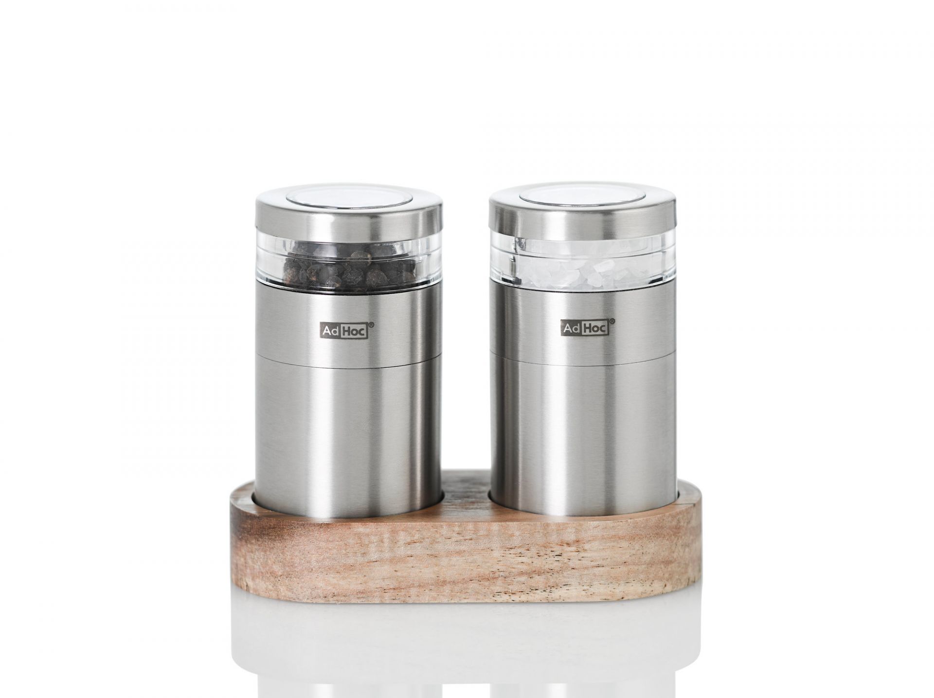 AdHoc Menage Molto: Edelstahl Pfeffermühle und Salzmühle auf Holztablett, gefüllt.