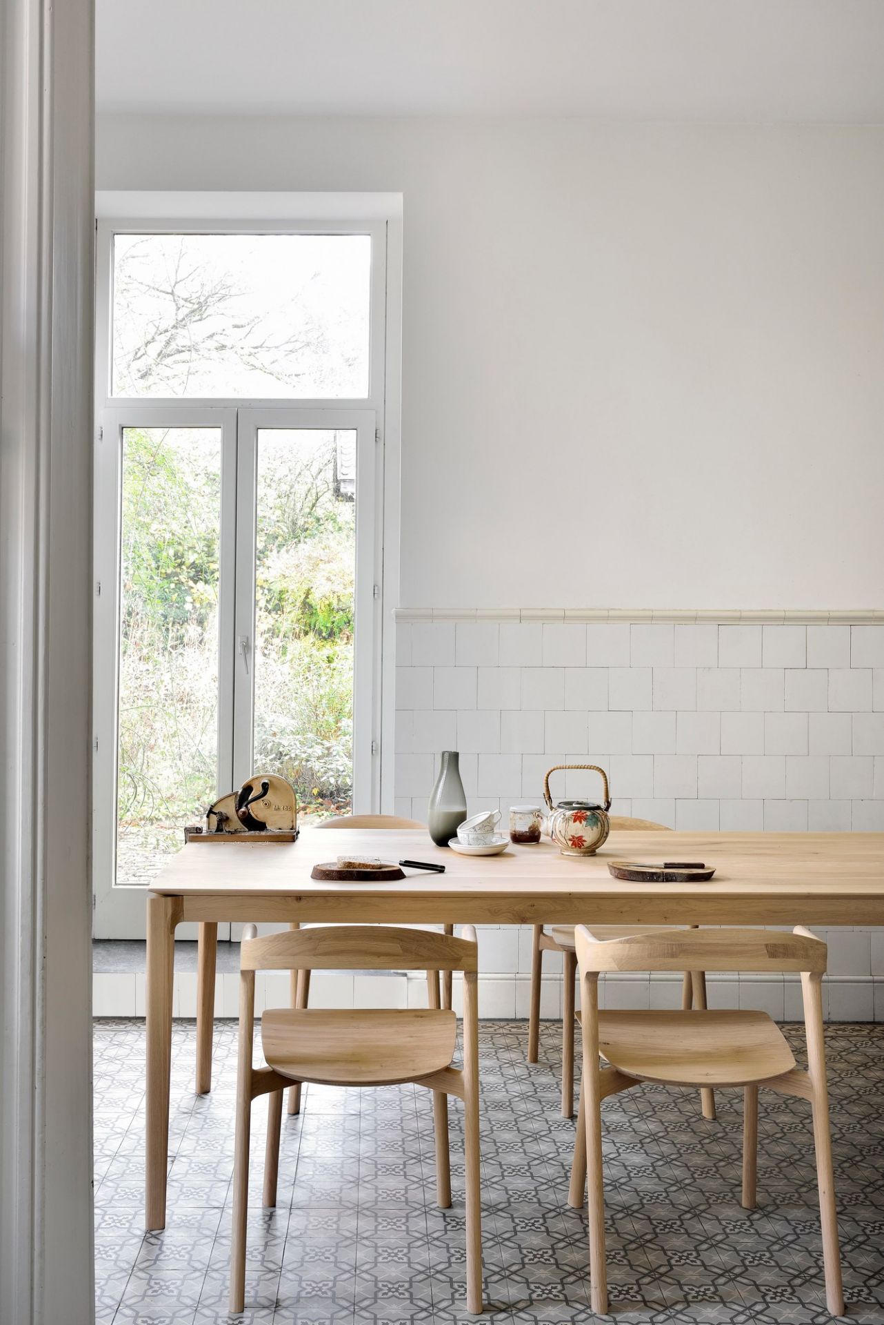 Bok Esstisch aus Eiche von Ethnicraft, 200 cm breit, mit passenden Holzstühlen in hellem Raum.