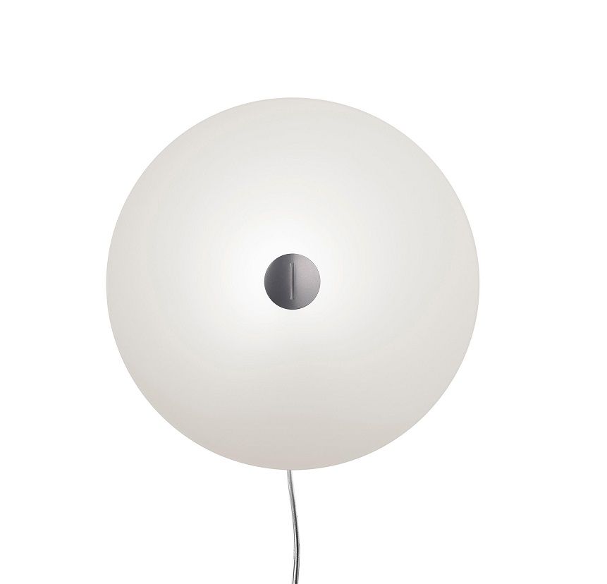 Weiße, runde Bit Wandleuchte von Foscarini mit silbernem Detail in der Mitte.