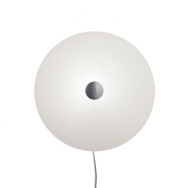 Weiße, runde Bit Wandleuchte von Foscarini mit silbernem Detail in der Mitte.