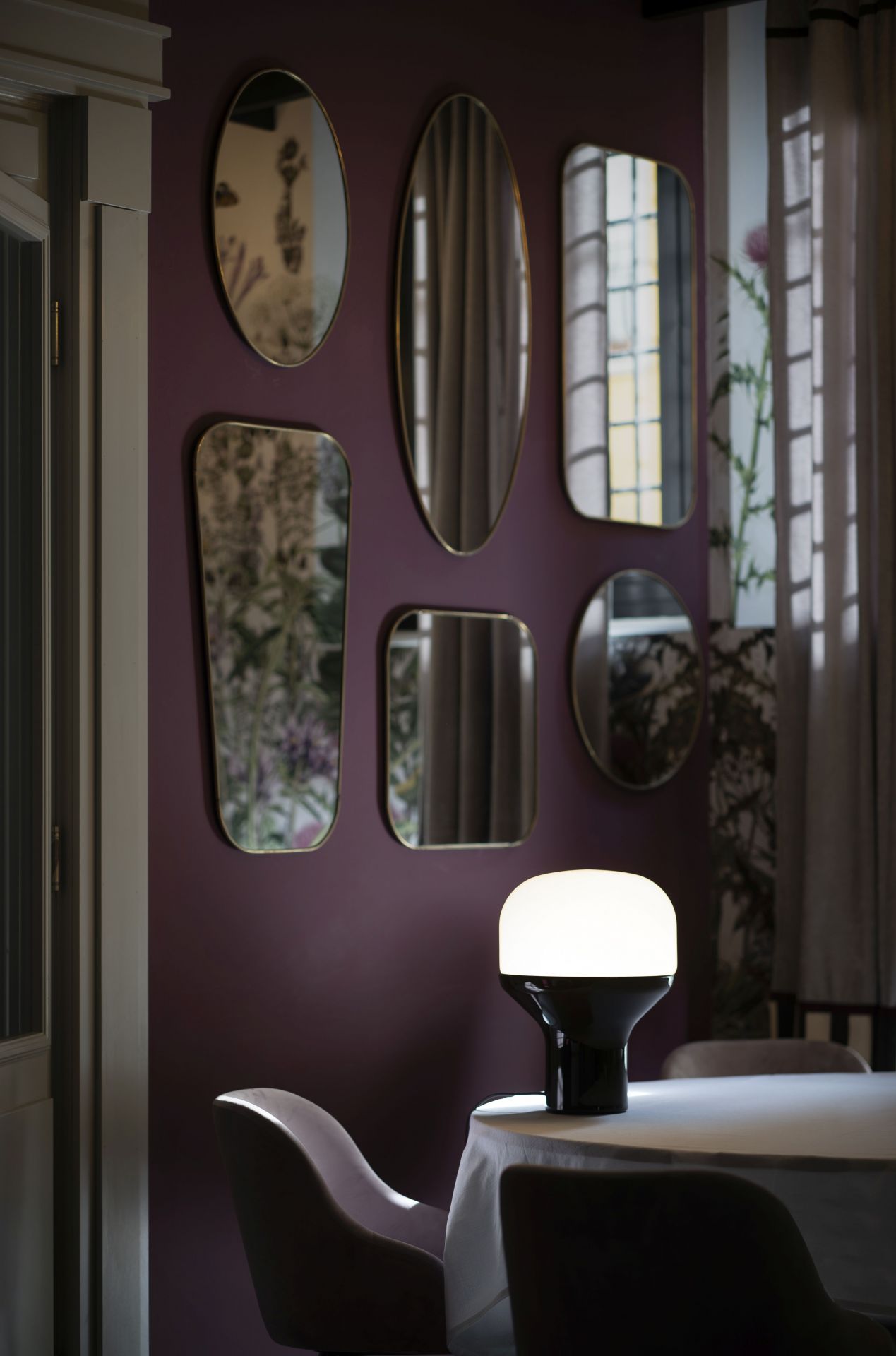 Delux Tischleuchte von Martinelli Luce auf Tisch, modernes Design, stimmungsvolle Beleuchtung für Wohnzimmer.