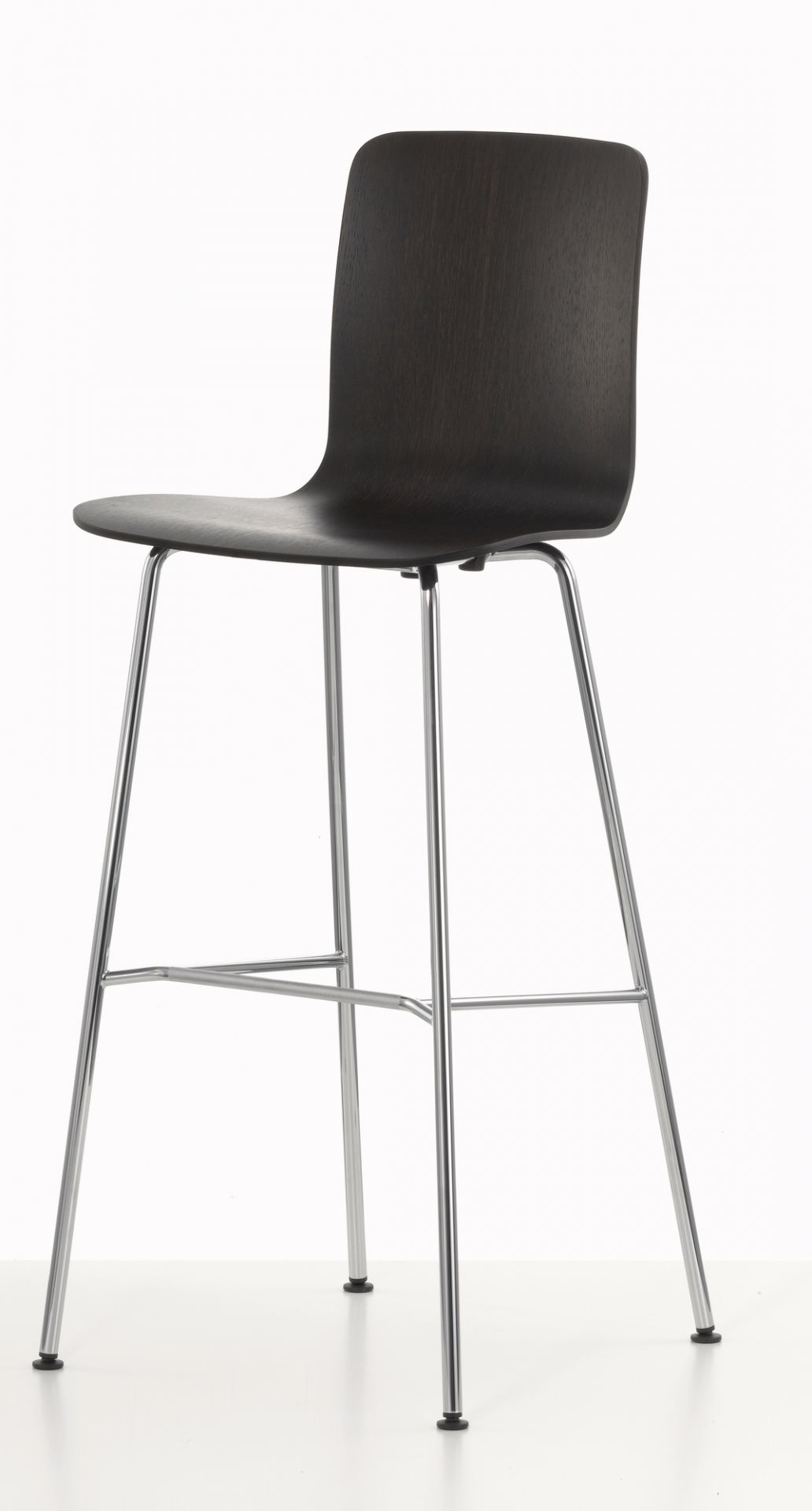 Vitra Hal RE Stool Barhocker in Dunkelholz mit verchromtem Gestell, Ansicht von der Seite.
