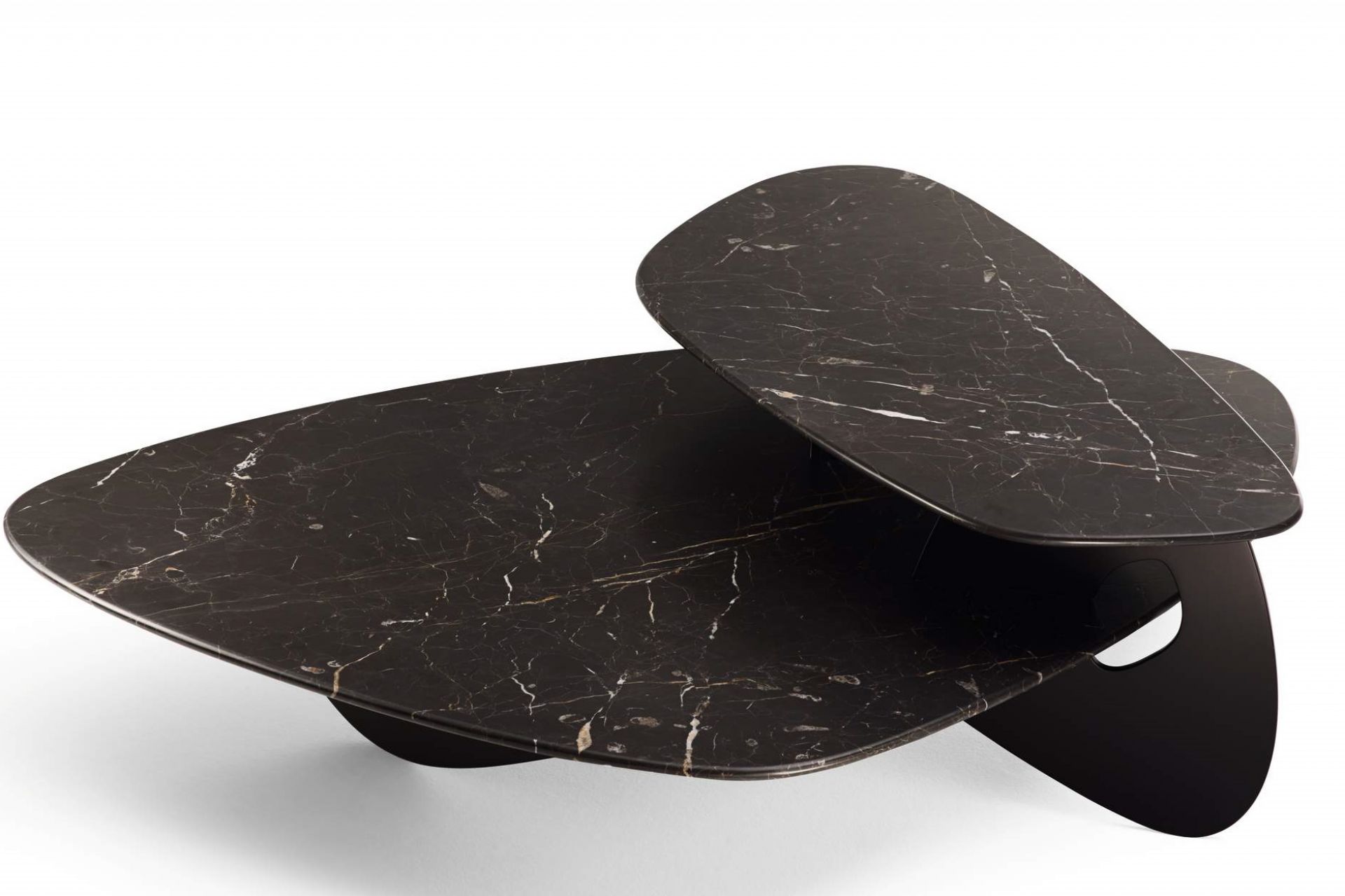 Moderner Walter Knoll Couchtisch Tama mit schwarzer Marmorplatte und einzigartigem Design.